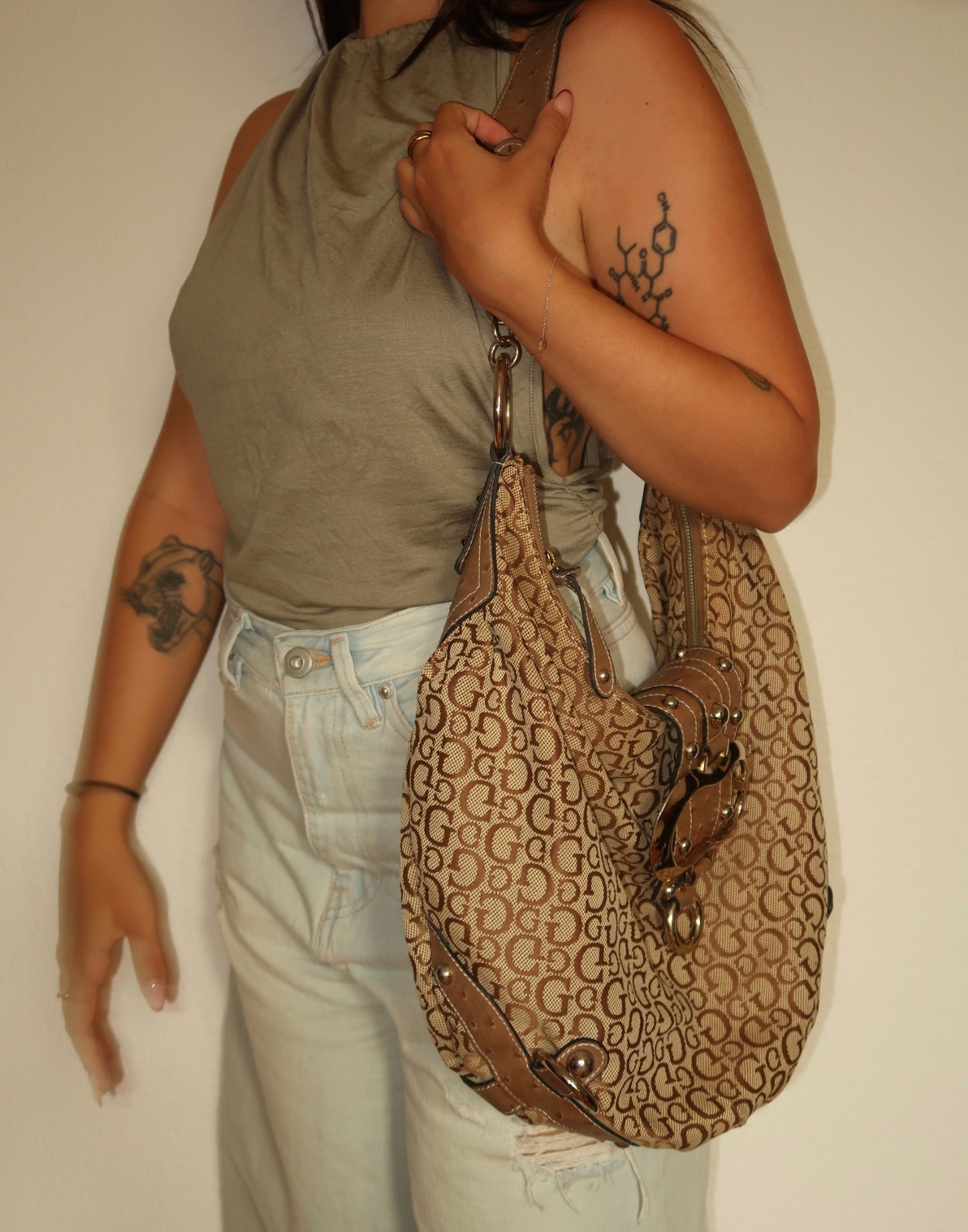 Guess Hobo Bag Monogramm – Beige & Braun