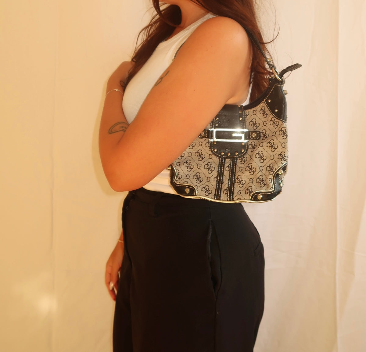 Vintage Guess Schultertasche in Grau und Schwarz mit Monogramm, silberfarbenen Nieten und Guess-Schnalle