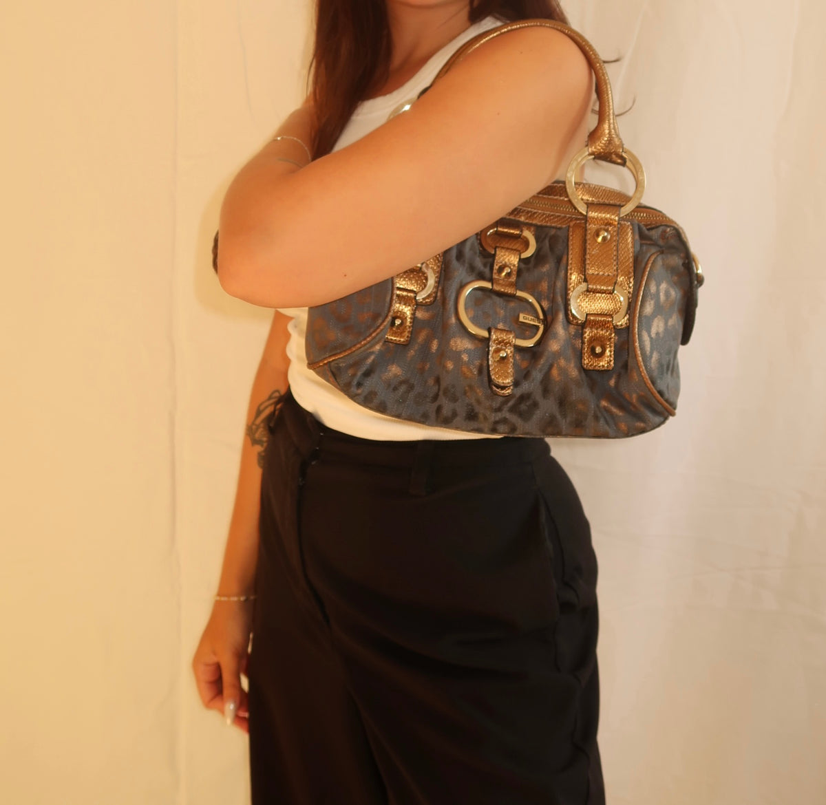 Vintage Guess Handtasche in Dunkelblau mit bronzefarbenem Leopardenmuster, Metallic-Details und grosser Ring-Hardware