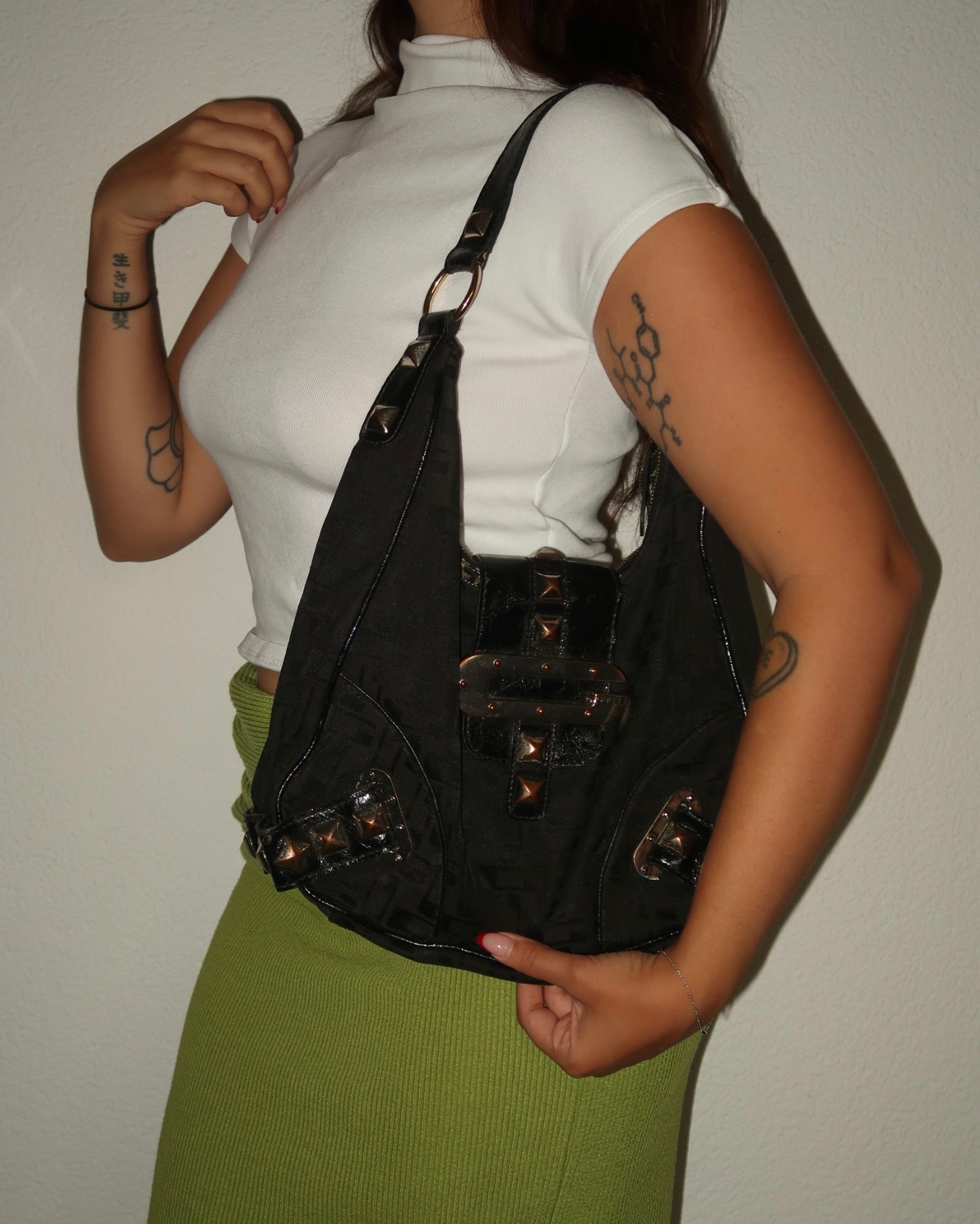 Guess Schultertasche Schwarz mit Nieten