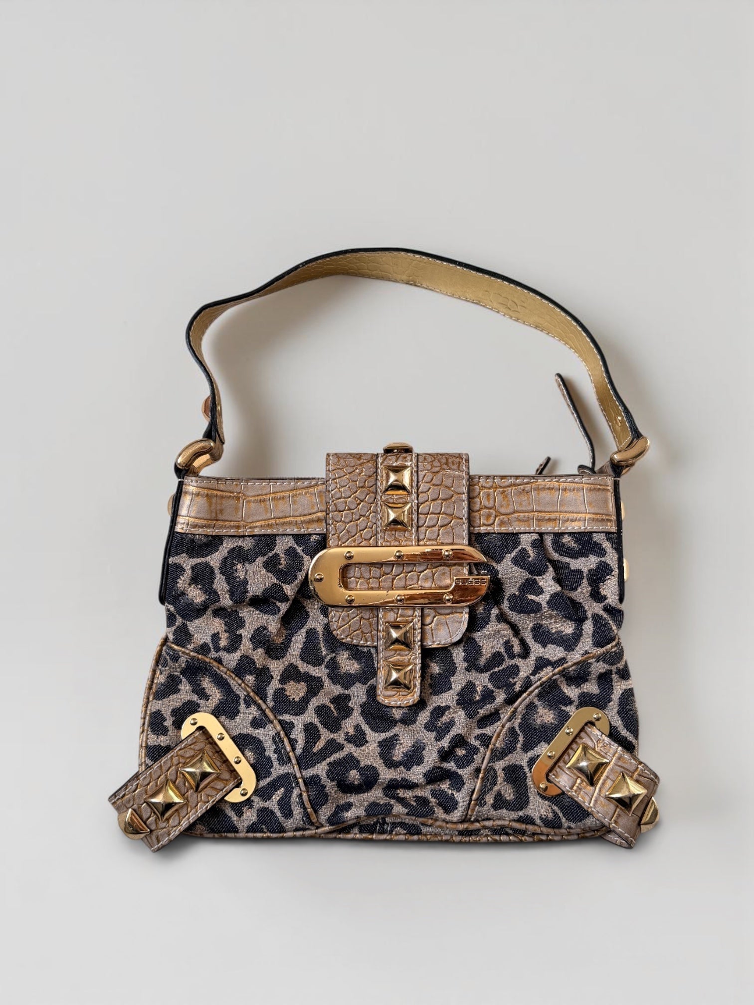 Vintage Guess Schultertasche mit Leo-Muster und goldfarbenen Details
