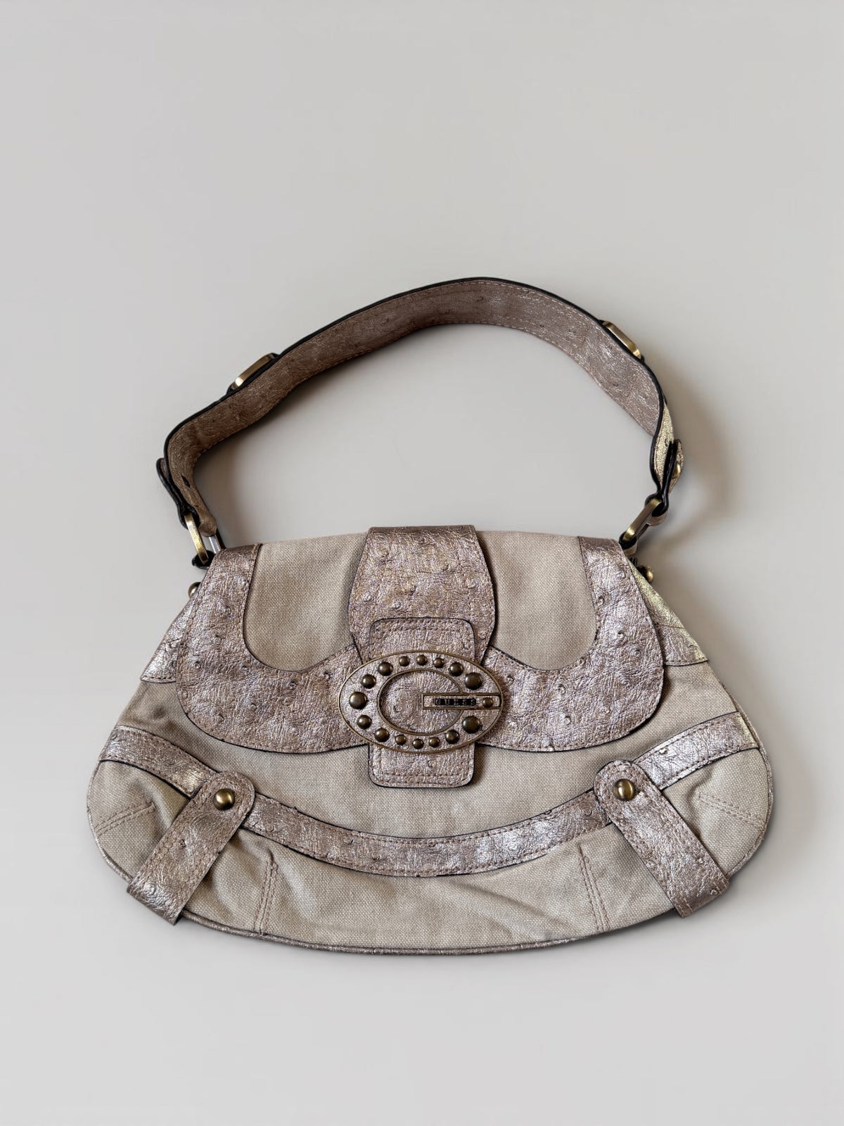 Vintage Guess Schultertasche in Beige mit gold- und roségoldfarbenen Metallic-Details und grossem Guess-Logo