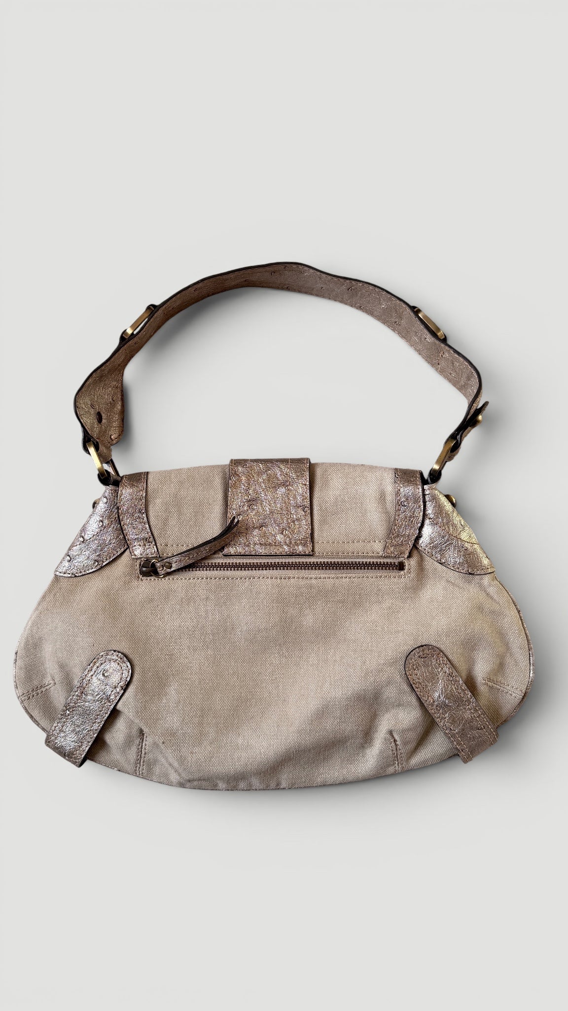 Vintage Guess Schultertasche in Beige mit gold- und roségoldfarbenen Metallic-Details und grossem Guess-Logo