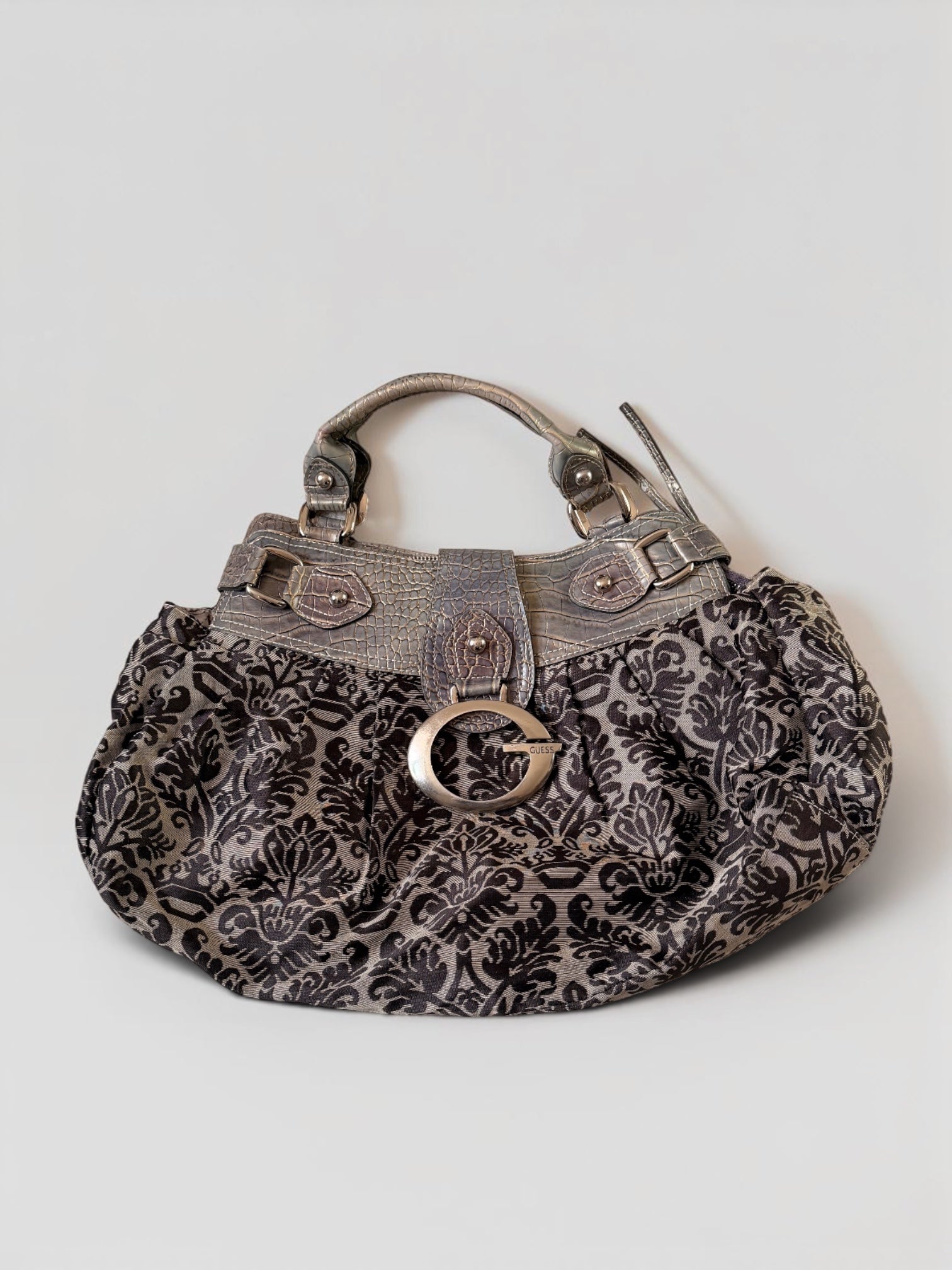 Vintage Guess Schultertasche mit ornamentalem Muster und Kroko-Details in Grau
