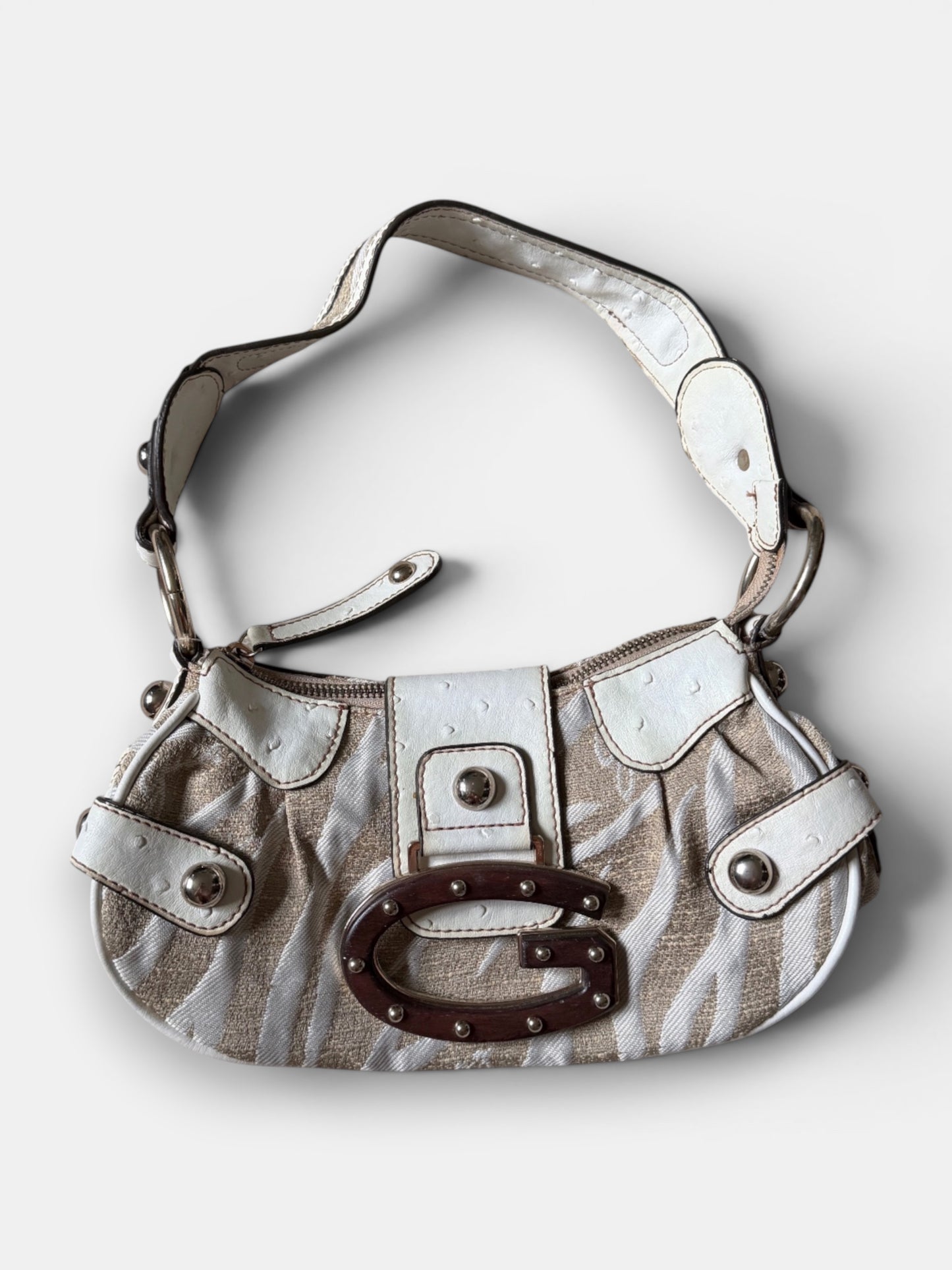 Vintage Guess Y2K shoulder bag in beige with white leather details and oversized G buckle.
