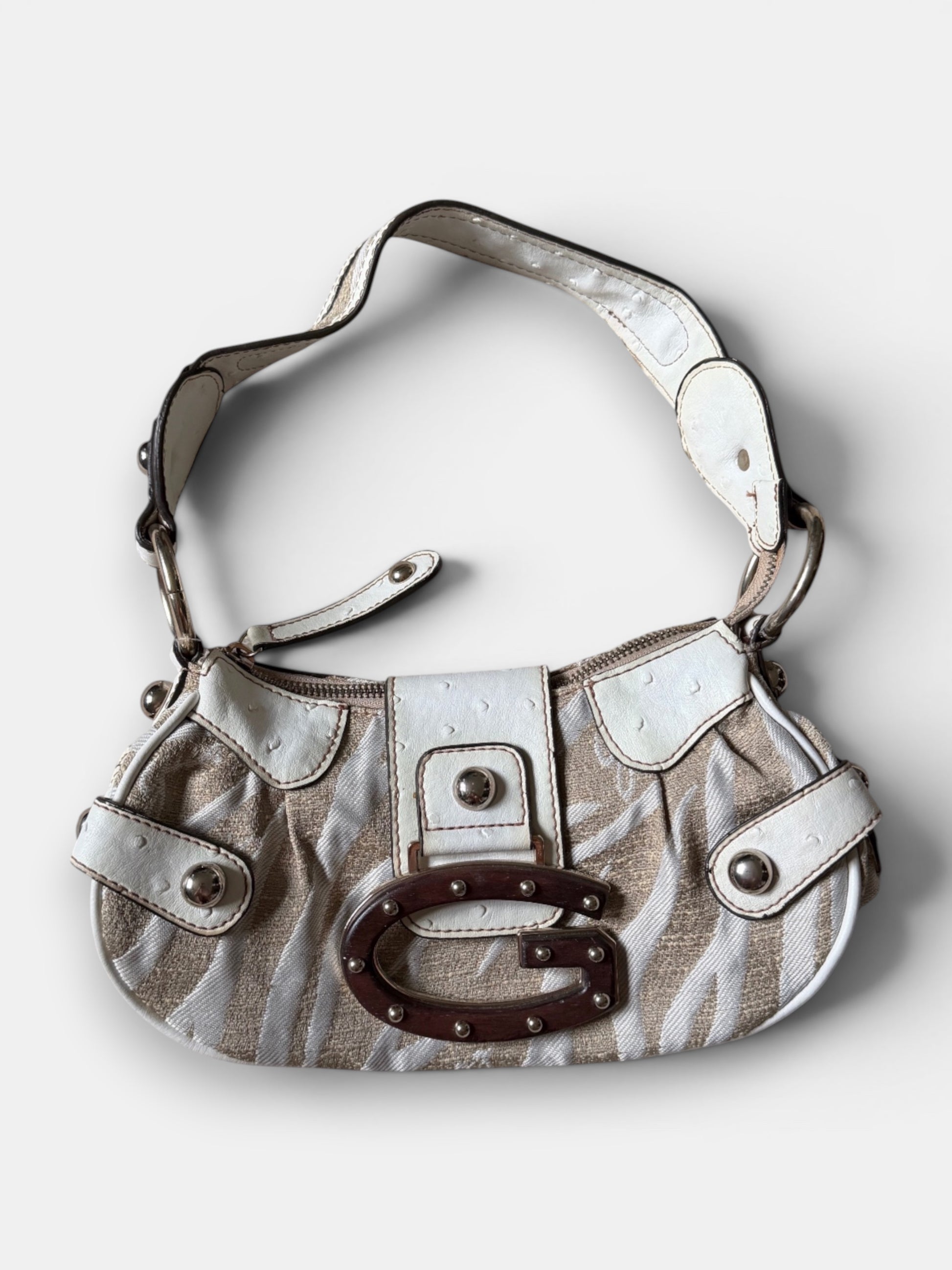 Vintage Guess Y2K shoulder bag in beige with white leather details and oversized G buckle.

