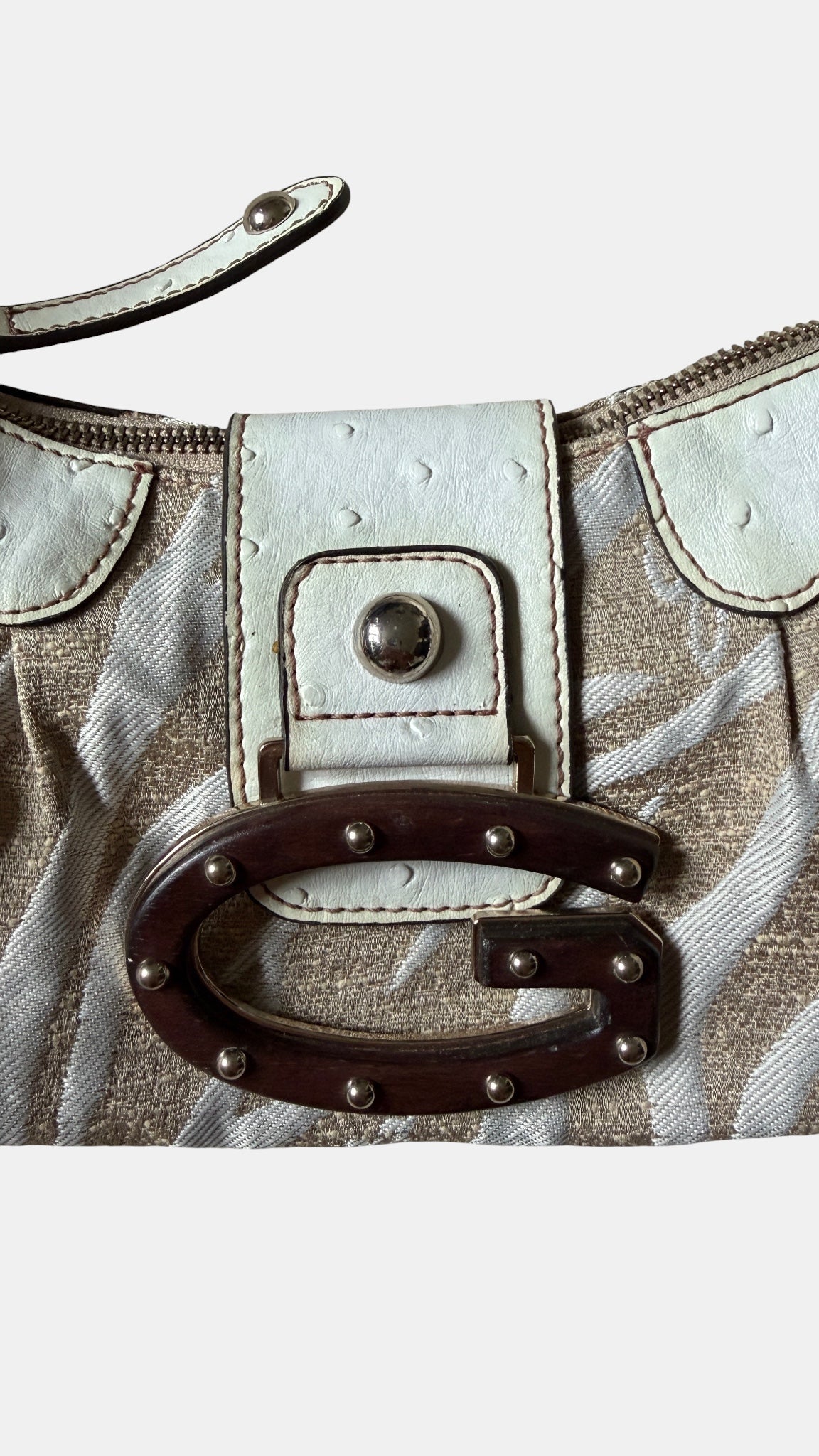 Vintage Guess Y2K shoulder bag in beige with white leather details and oversized G buckle.
