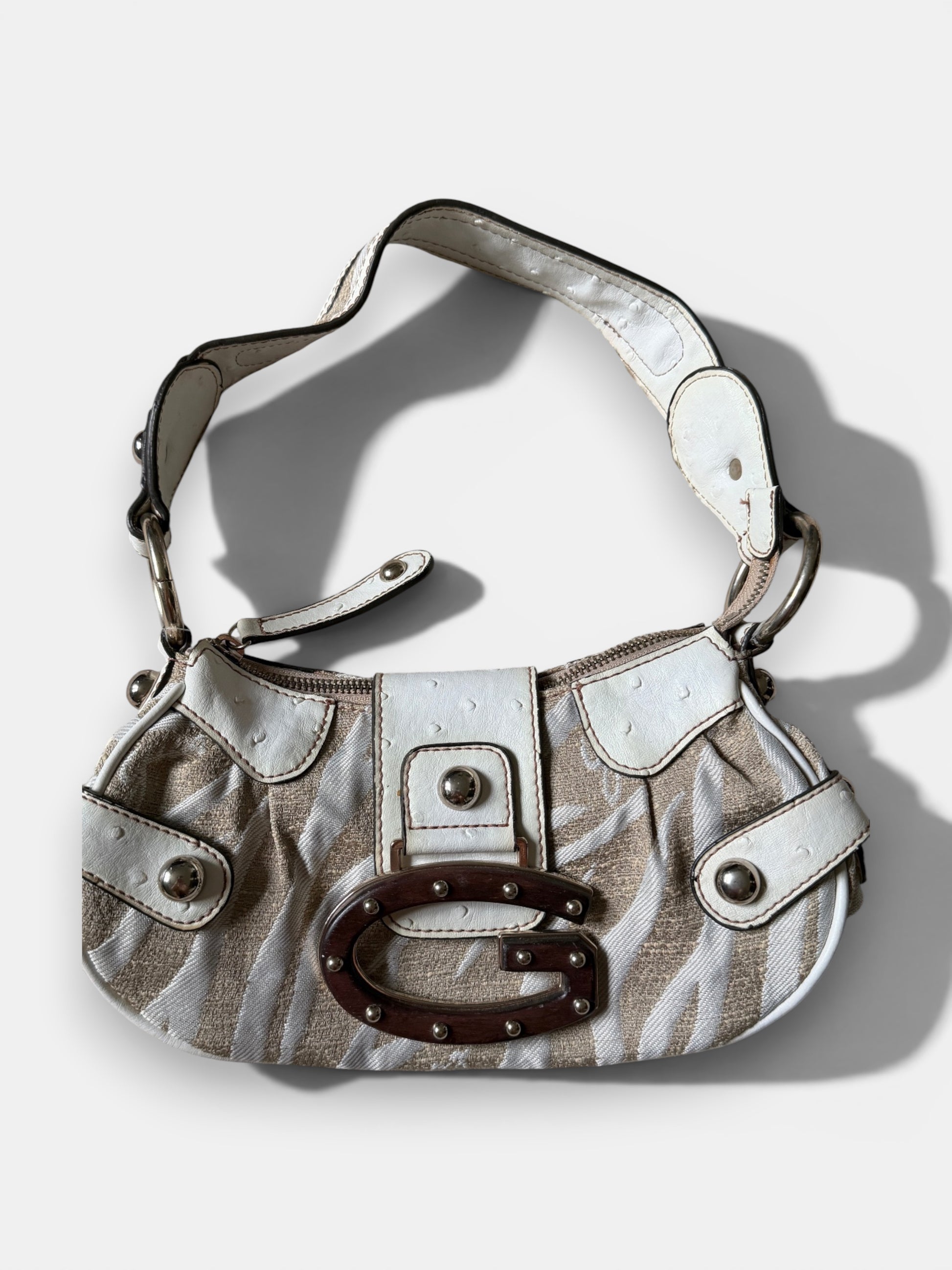 Vintage Guess Y2K shoulder bag in beige with white leather details and oversized G buckle.
