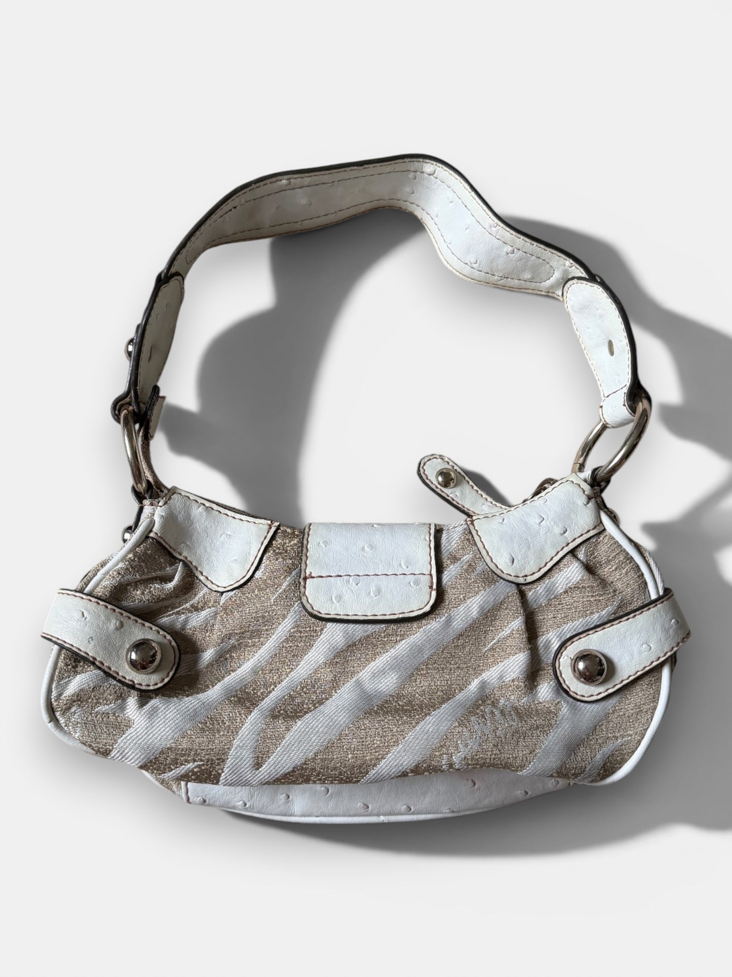 Vintage Guess Y2K shoulder bag in beige with white leather details and oversized G buckle from the back
