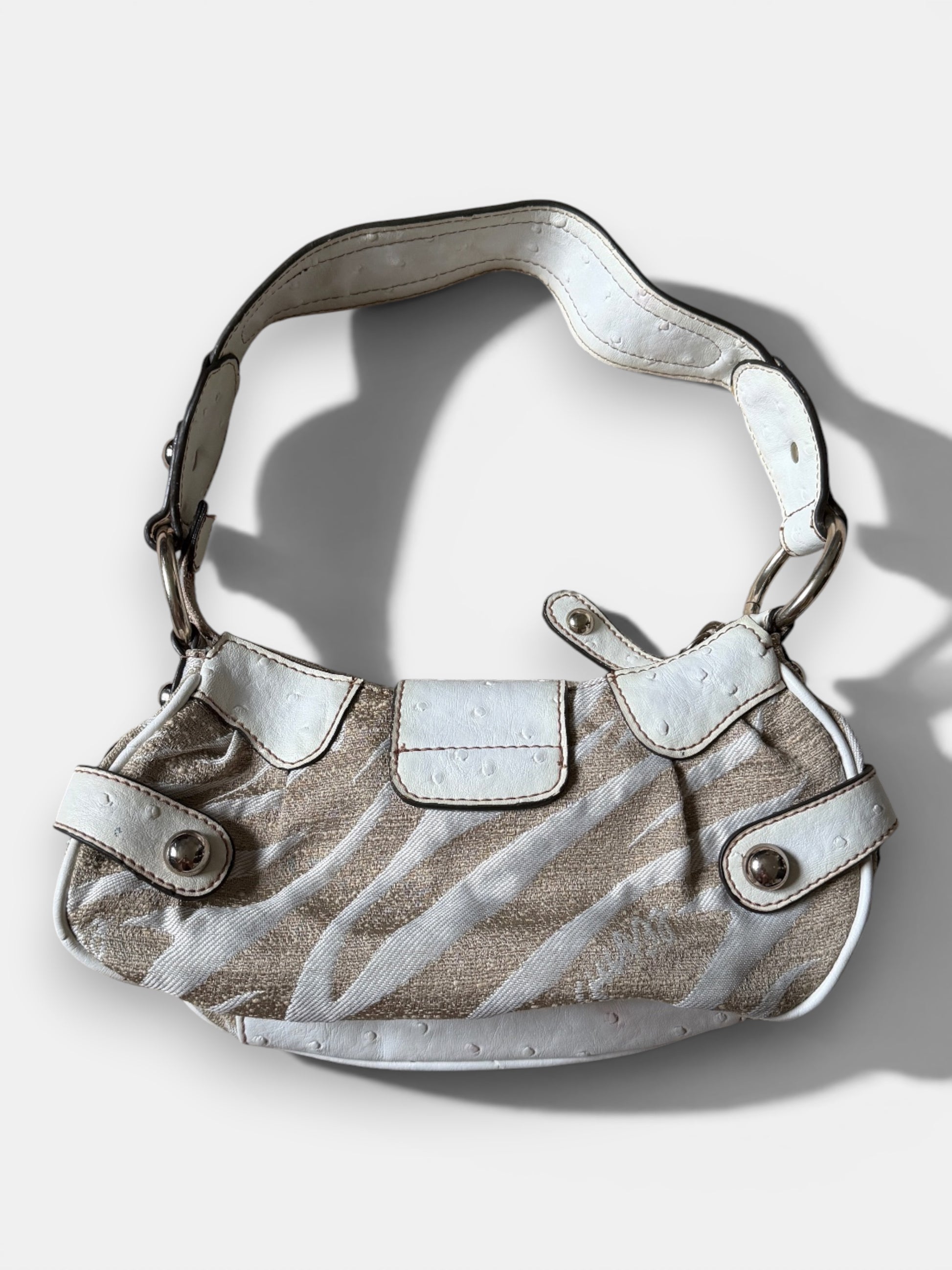 Vintage Guess Y2K shoulder bag in beige with white leather details and oversized G buckle from the back
