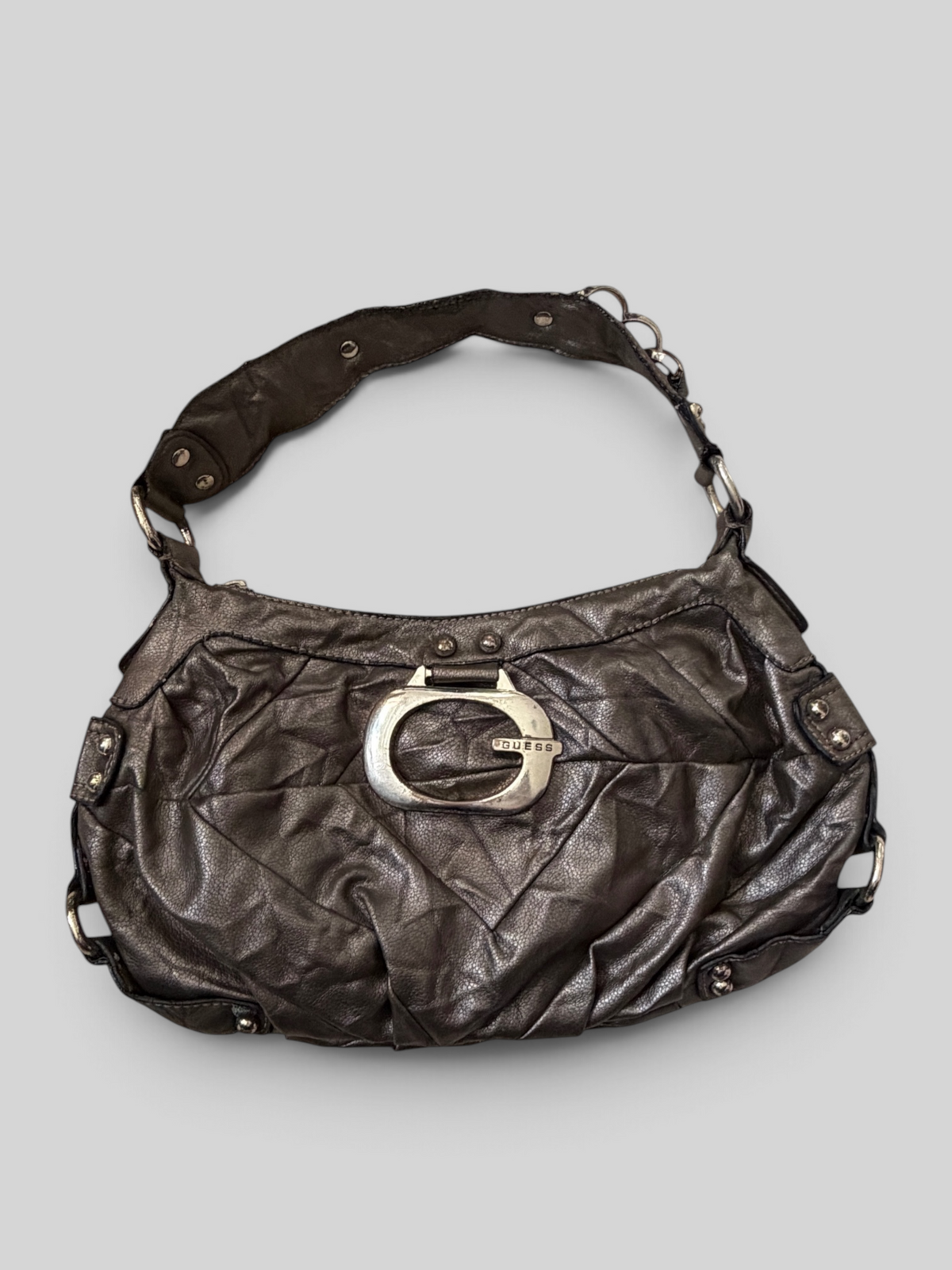 Vintage Guess Schultertasche in Metallic Braun mit grossem silberfarbenem Guess-Logo und gerafftem Design