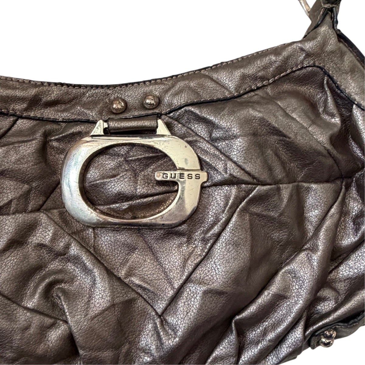 Vintage Guess Schultertasche in Metallic Braun mit grossem silberfarbenem Guess-Logo und gerafftem Design
