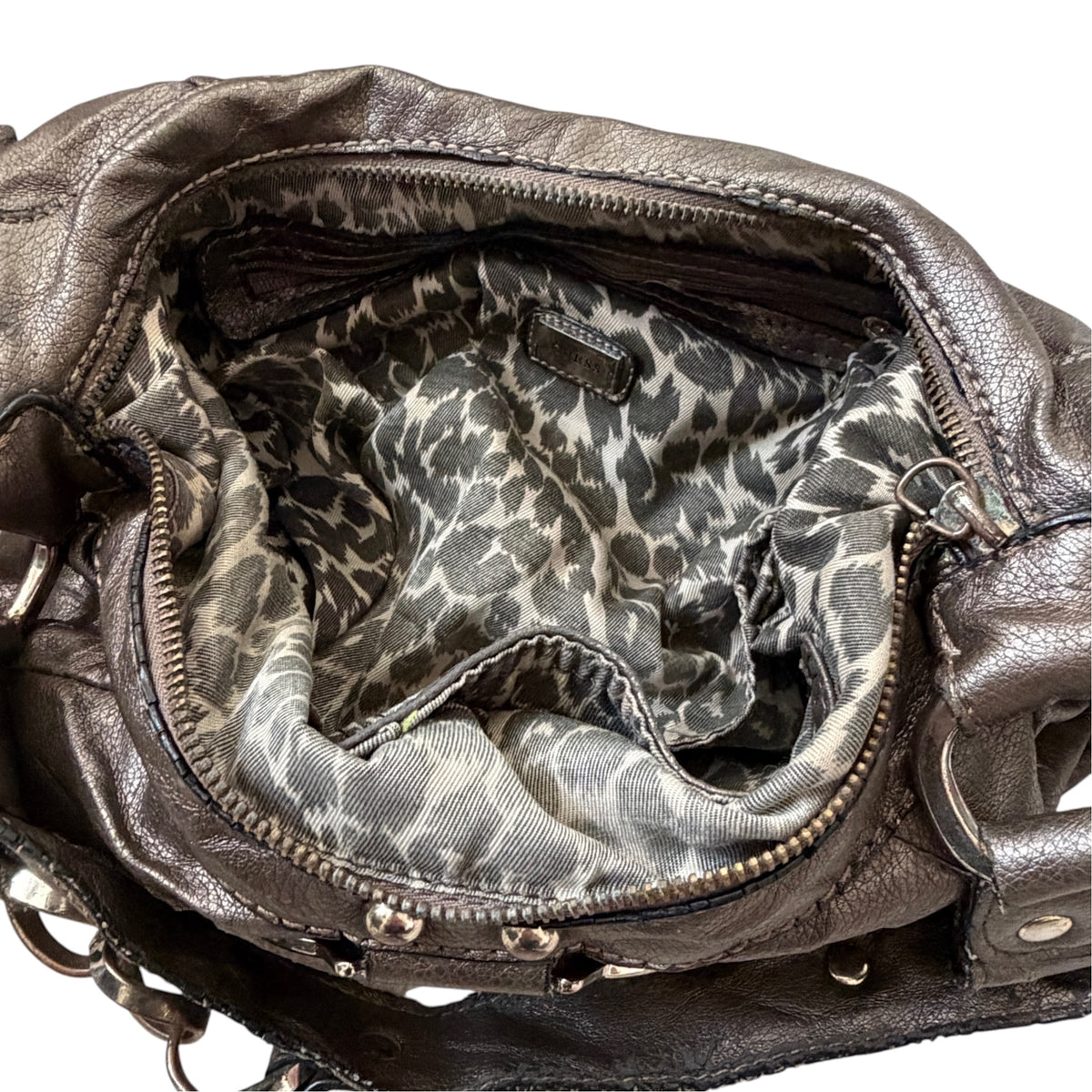 Vintage Guess Schultertasche in Metallic Braun mit grossem silberfarbenem Guess-Logo und gerafftem Design
