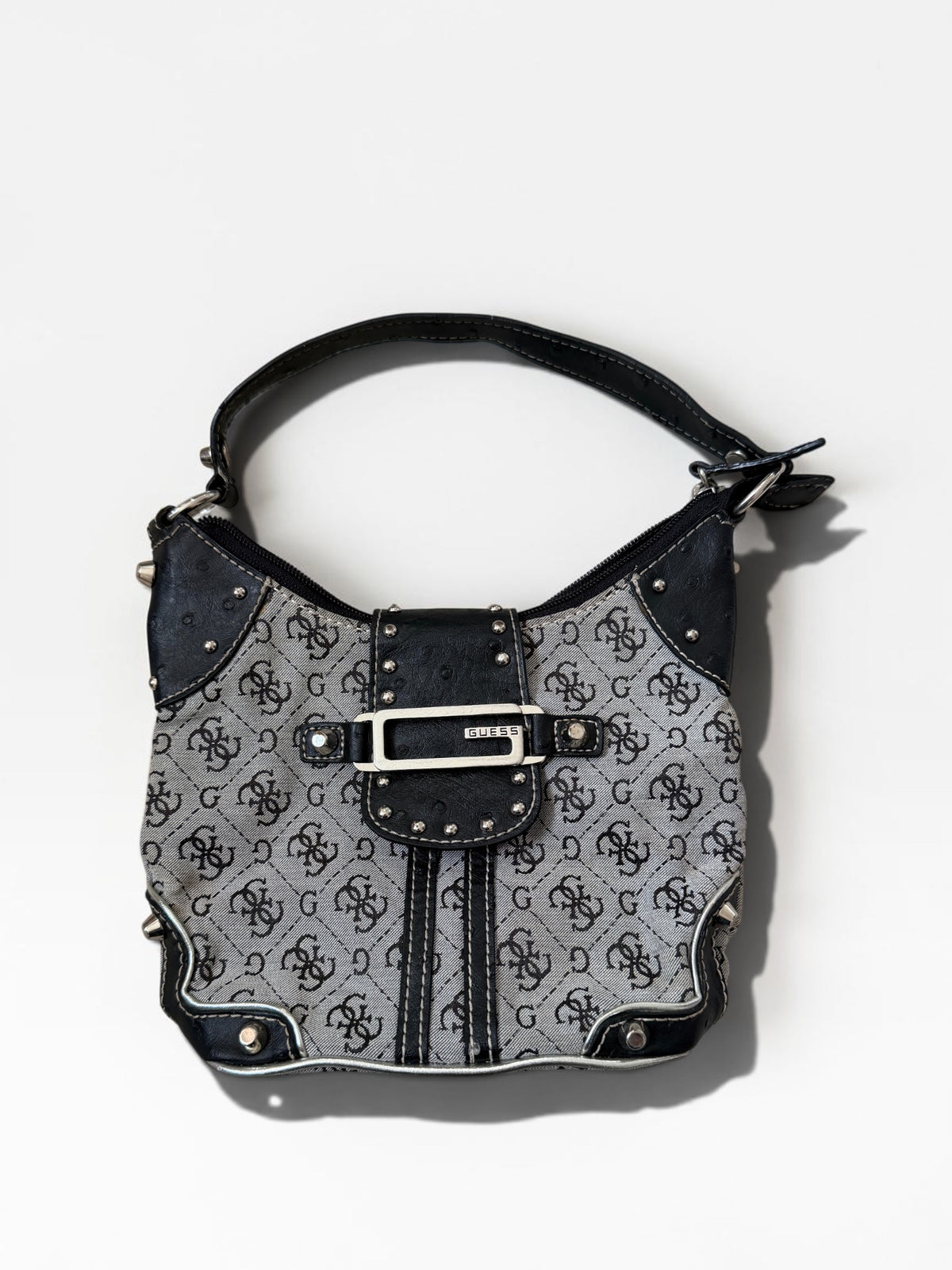 Vintage Guess Schultertasche in Grau und Schwarz mit Monogramm, silberfarbenen Nieten und Guess-Schnalle
