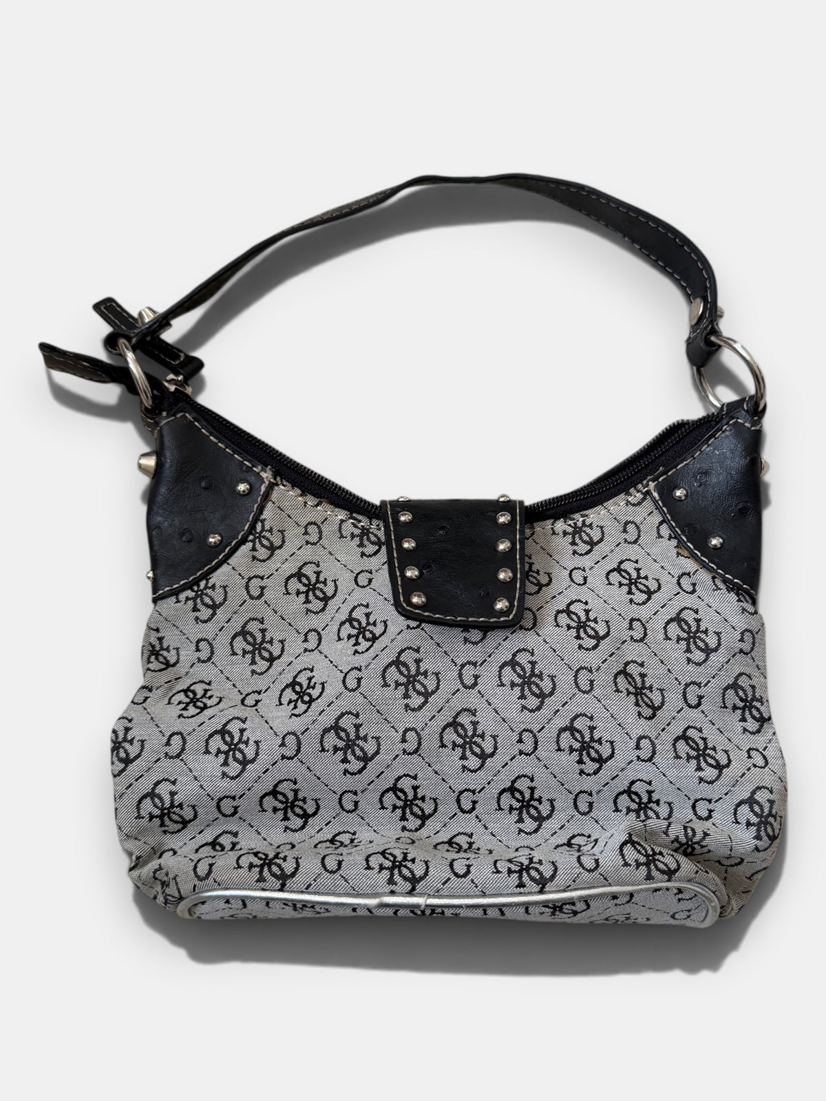 Vintage Guess Schultertasche in Grau und Schwarz mit Monogramm, silberfarbenen Nieten und Guess-Schnalle