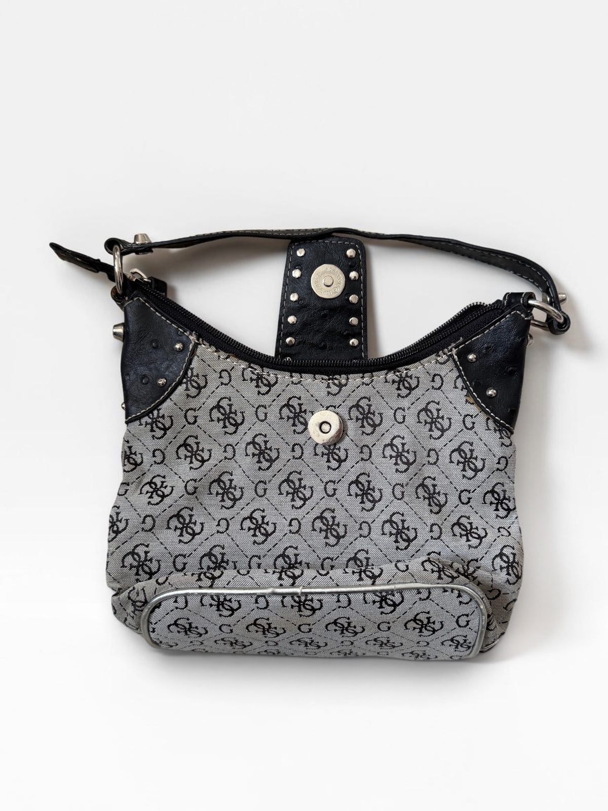 Vintage Guess Schultertasche in Grau und Schwarz mit Monogramm, silberfarbenen Nieten und Guess-Schnalle