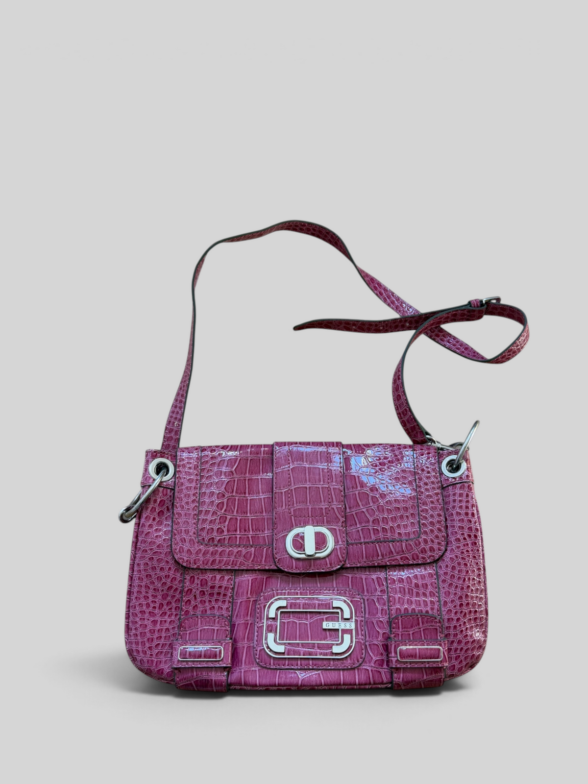 Vintage Guess Crossbody Tasche in Pink mit glänzender Kroko-Optik, silberfarbener Hardware und langem Riemen