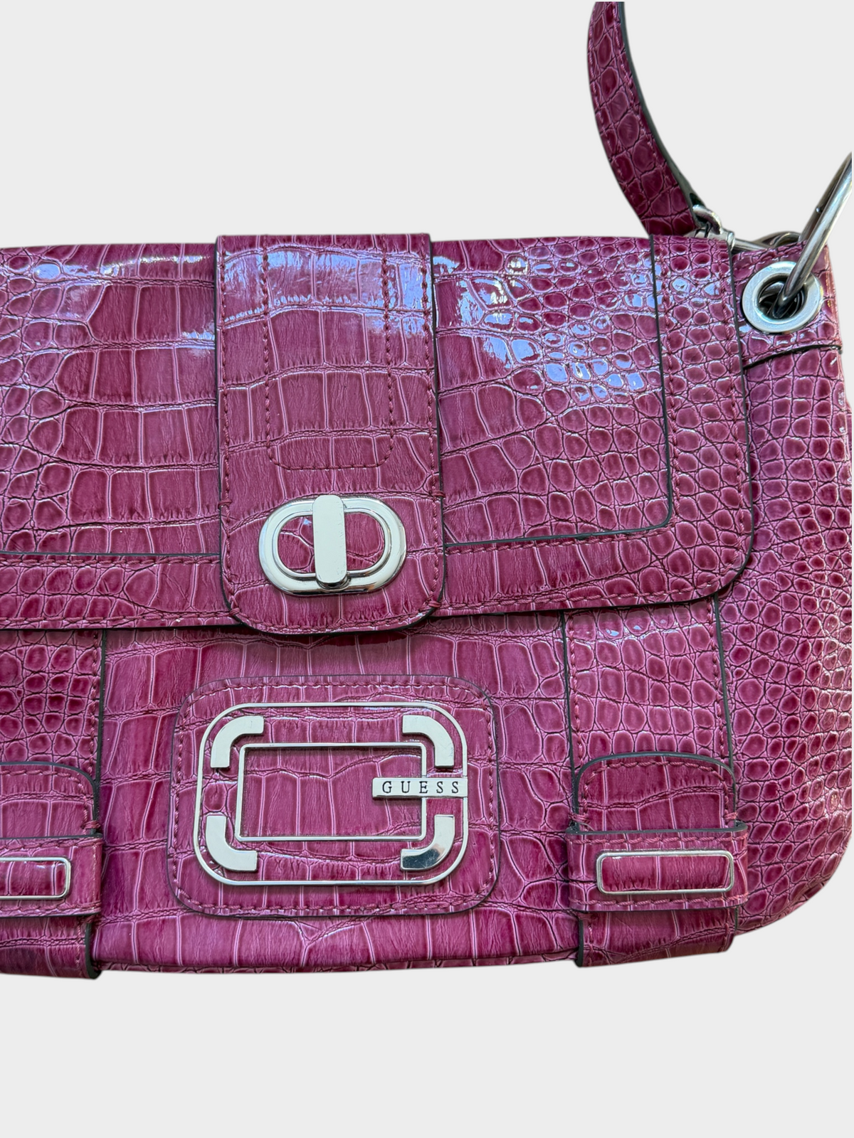 Vintage Guess Crossbody Tasche in Pink mit glänzender Kroko-Optik, silberfarbener Hardware und langem Riemen