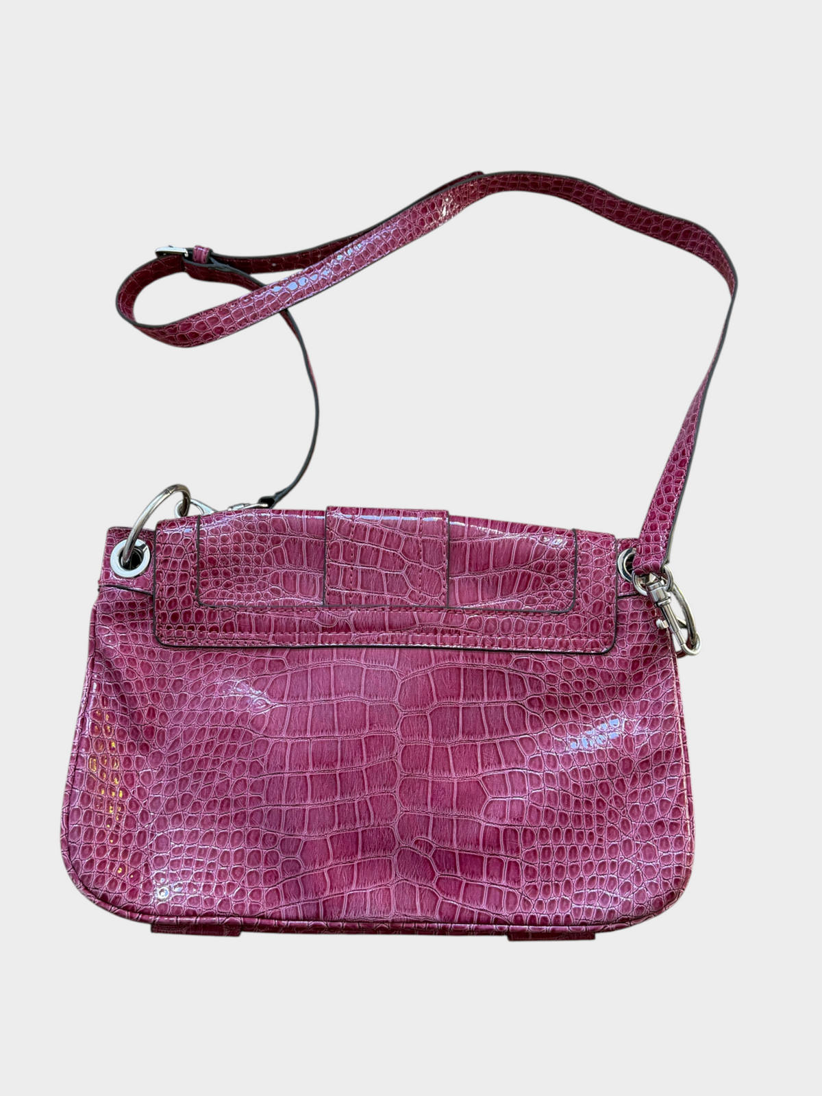 Vintage Guess Crossbody Tasche in Pink mit glänzender Kroko-Optik, silberfarbener Hardware und langem Riemen