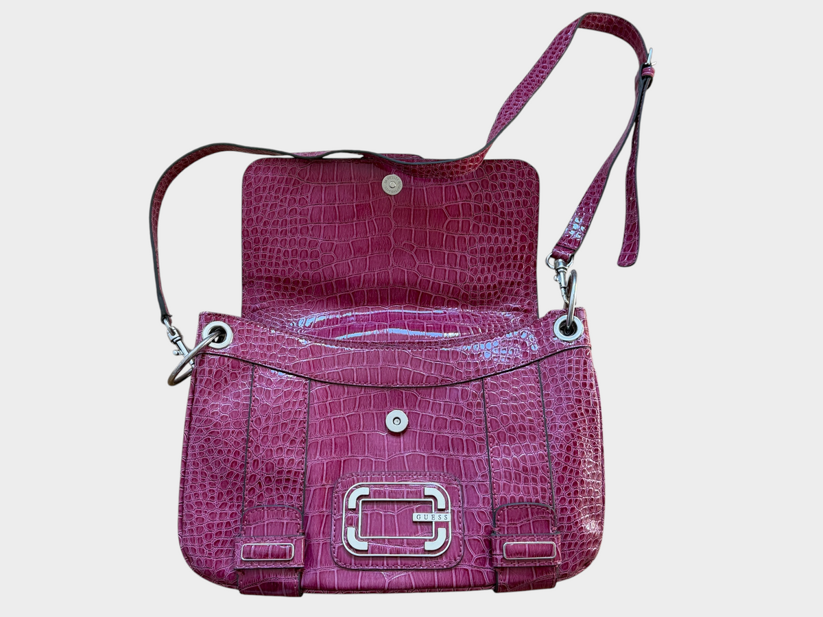 Vintage Guess Crossbody Tasche in Pink mit glänzender Kroko-Optik, silberfarbener Hardware und langem Riemen