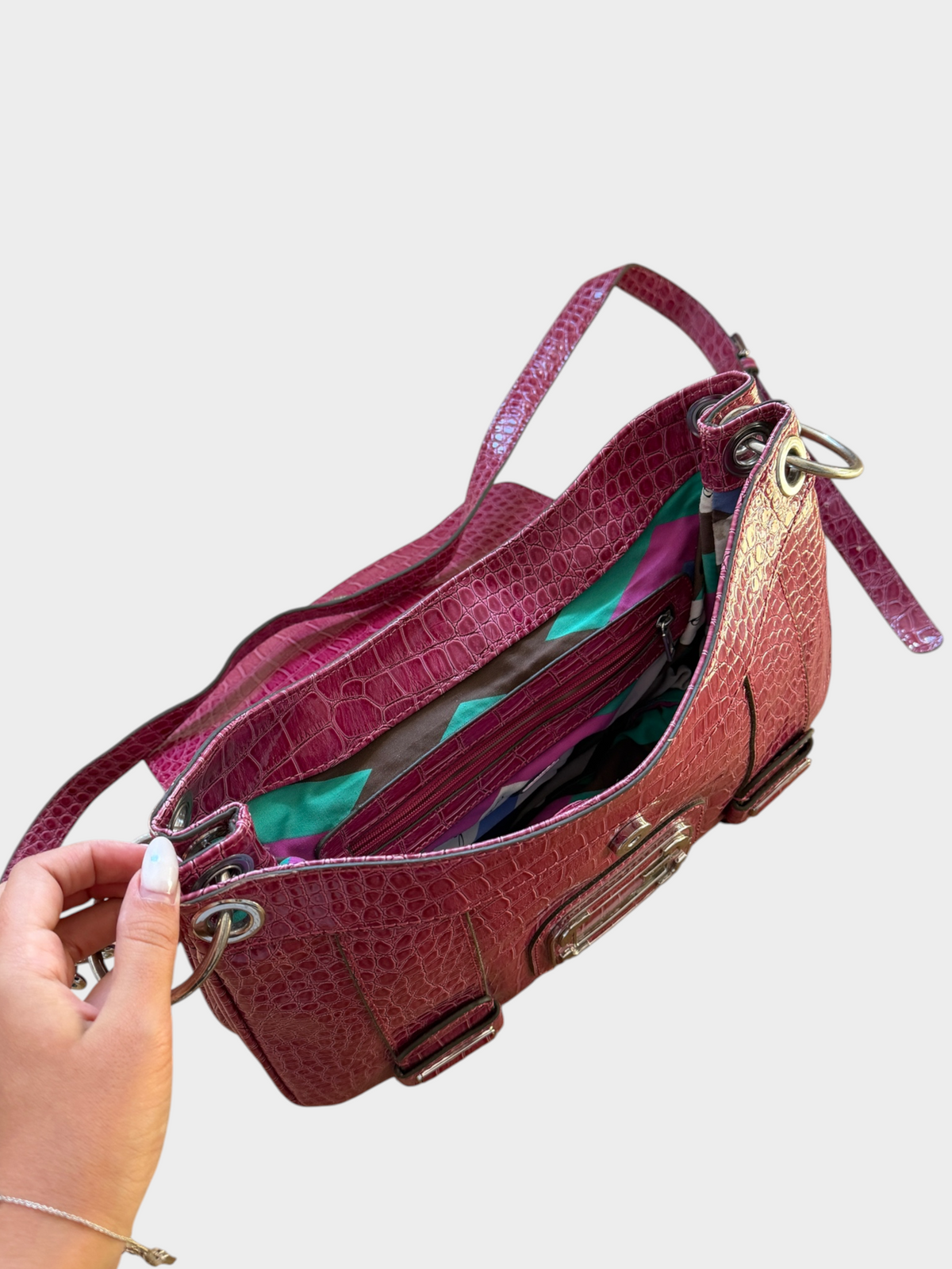 Vintage Guess Crossbody Tasche in Pink mit glänzender Kroko-Optik, silberfarbener Hardware und langem Riemen