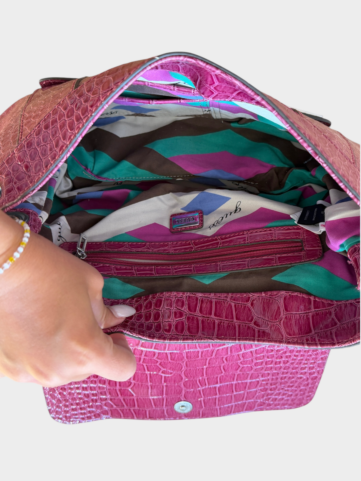 Vintage Guess Crossbody Tasche in Pink mit glänzender Kroko-Optik, silberfarbener Hardware und langem Riemen