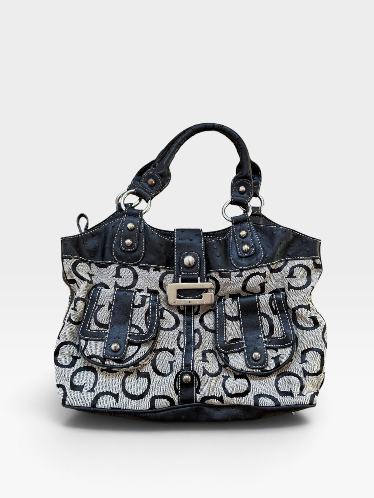 Vintage Guess Handtasche in Beige und Schwarz mit Guess Monogramm, schwarzen Details und silberfarbener Hardware