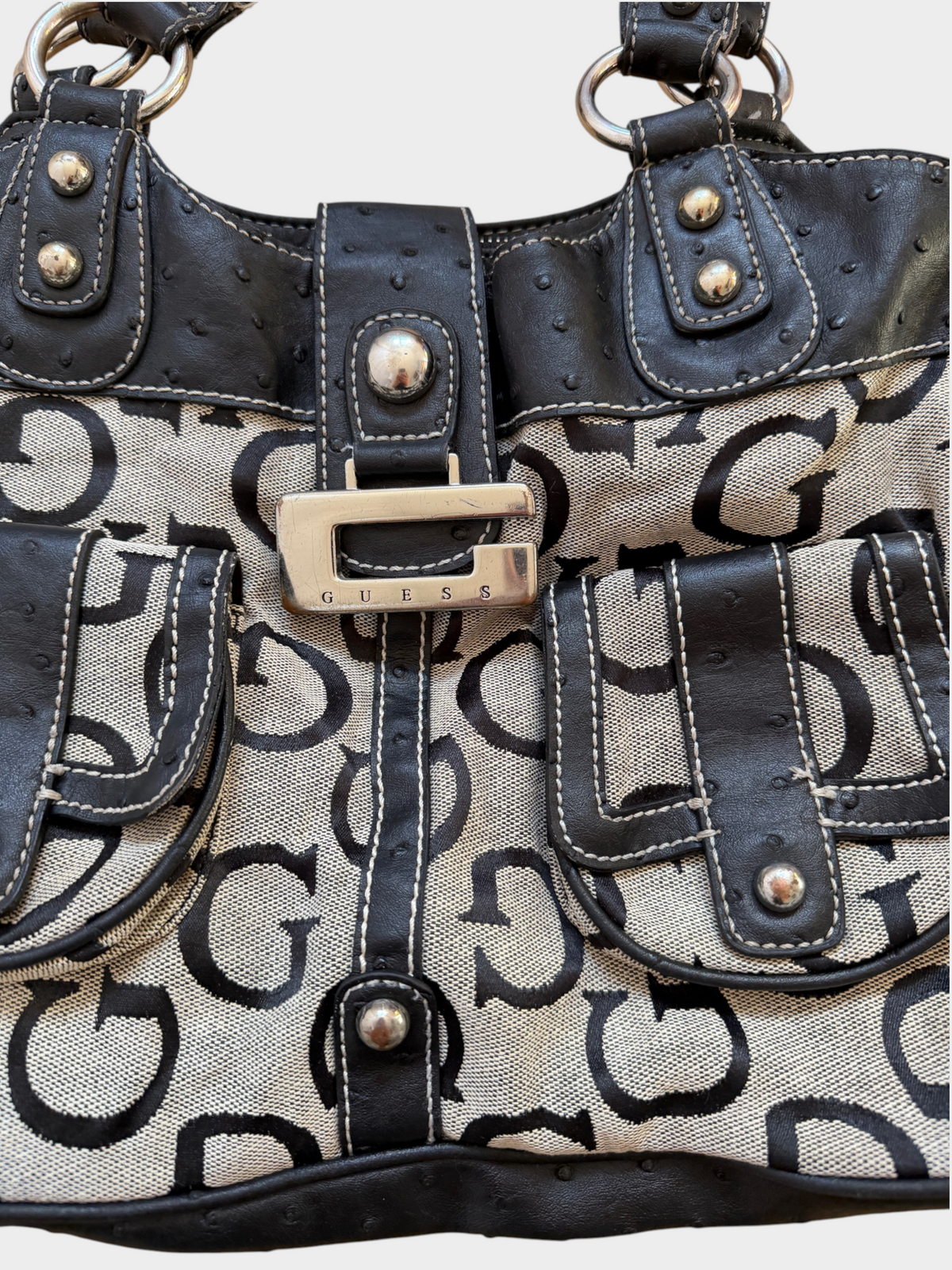 Vintage Guess Handtasche in Beige und Schwarz mit Guess Monogramm, schwarzen Details und silberfarbener Hardware