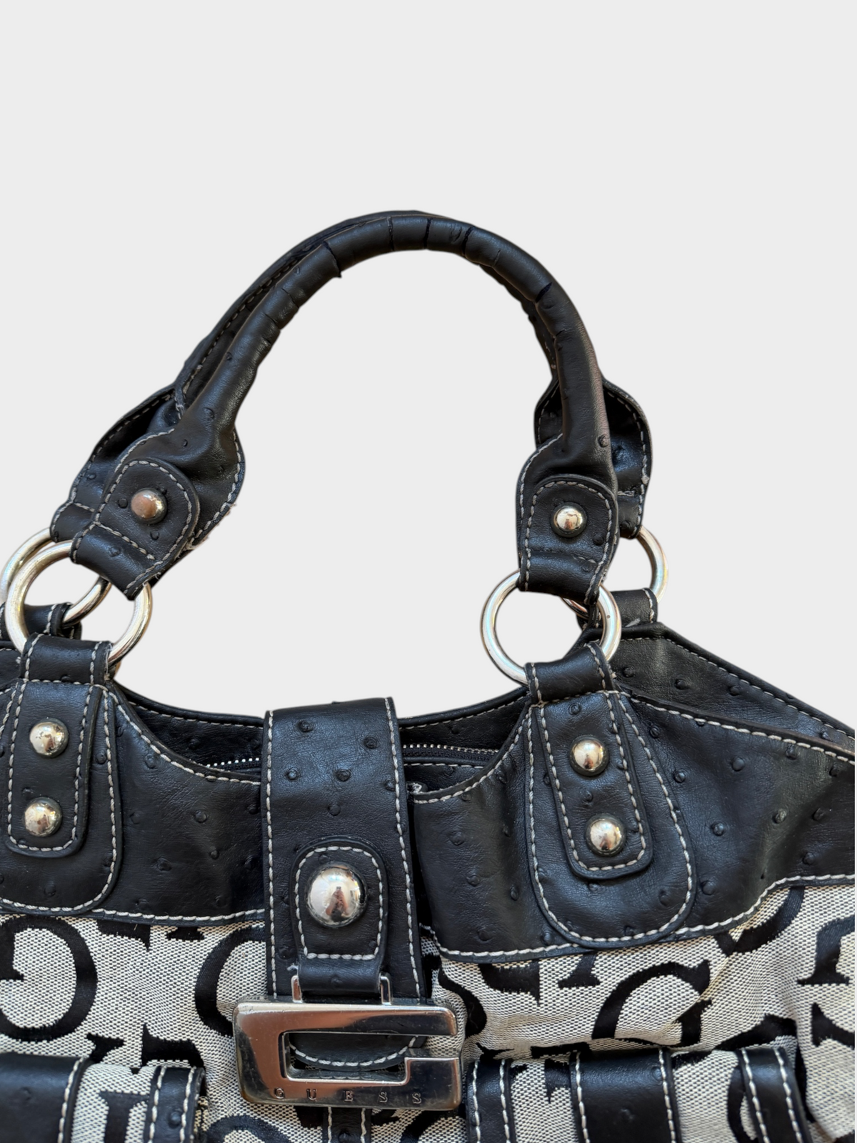 Vintage Guess Handtasche in Beige und Schwarz mit Guess Monogramm, schwarzen Details und silberfarbener Hardware