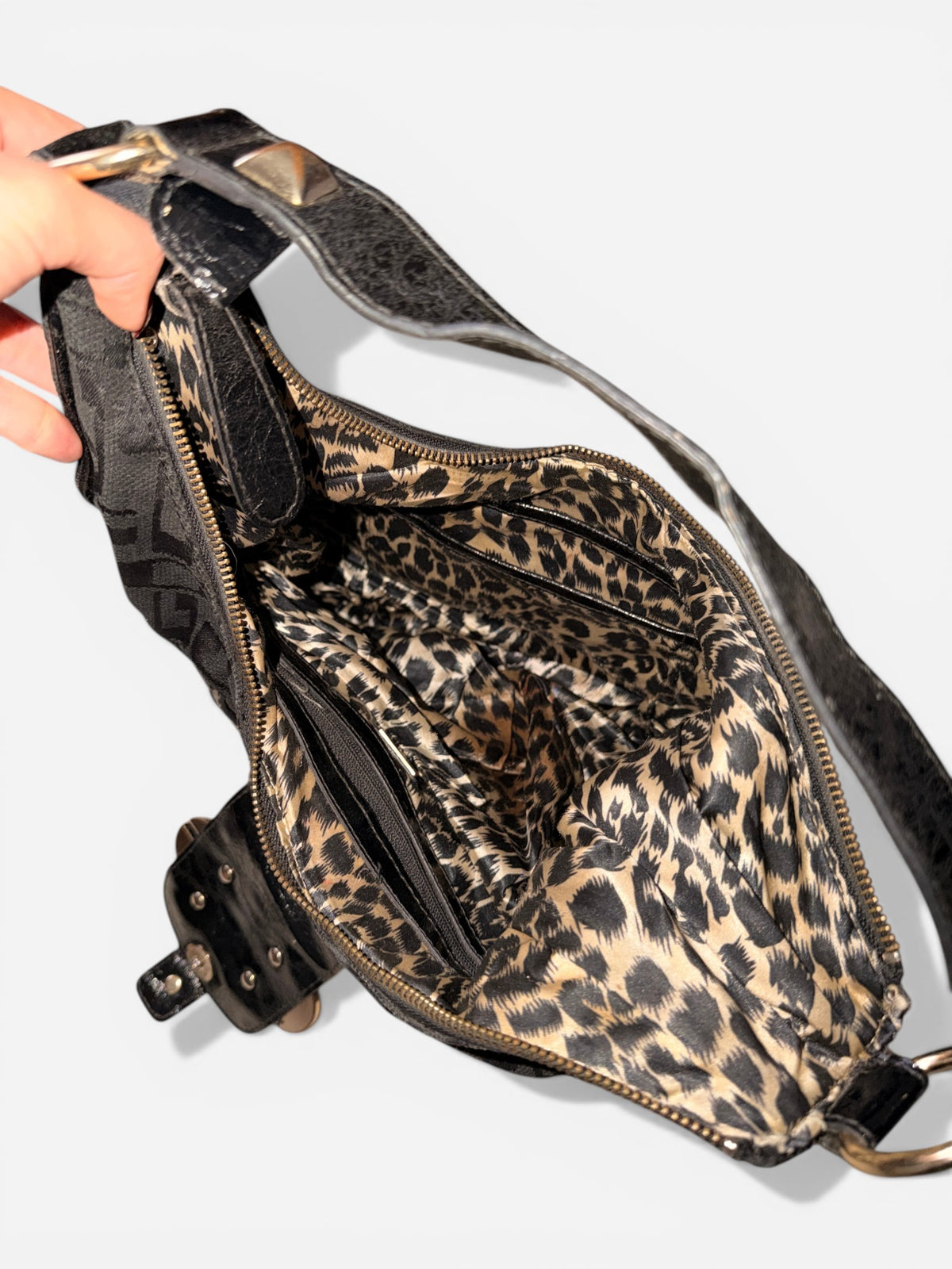 Guess Schultertasche Schwarz mit Nieten
