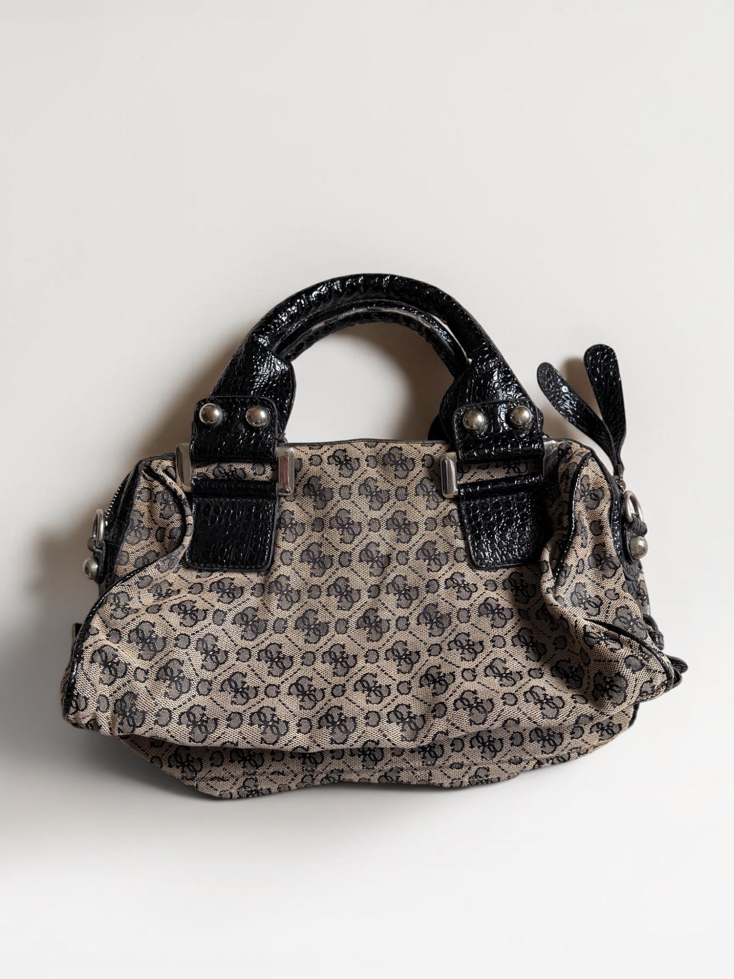 Guess Tasche Innenfach mit Reissverschluss und Musterfutter
