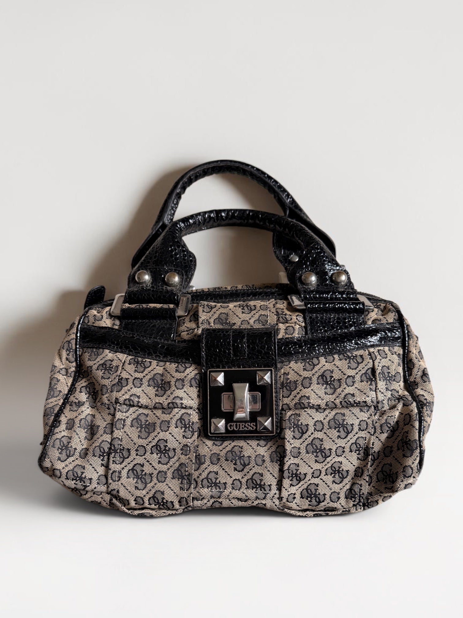 Guess Vintage Handtasche schwarz Monogramm mit Ledergriffen