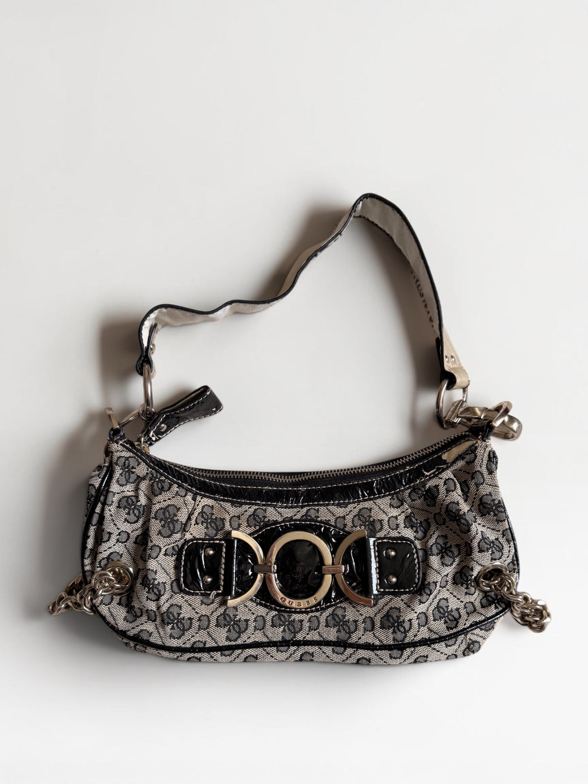 Vintage Guess Schultertasche in Beige und Schwarz mit Monogramm, silberfarbenen Ring- und Kettendetails und Leo-Innenfutter