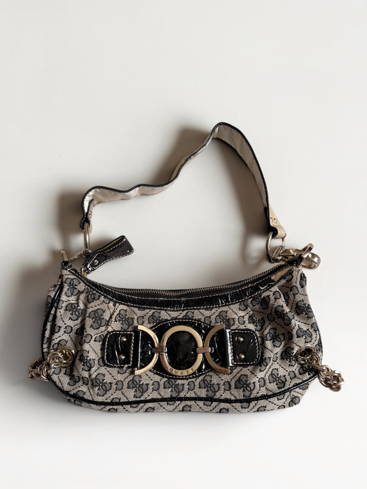 Vintage Guess Schultertasche in Beige und Schwarz mit Monogramm, silberfarbenen Ring- und Kettendetails und Leo-Innenfutter