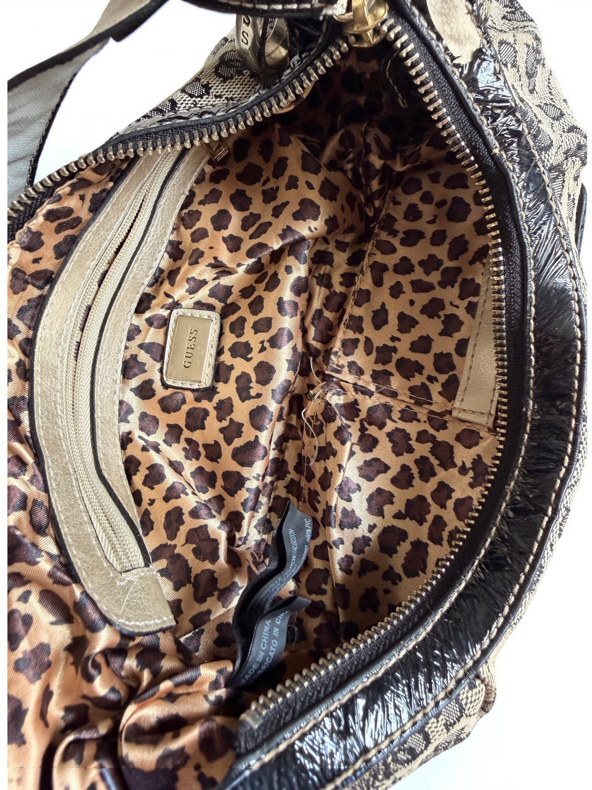 Vintage Guess Schultertasche in Beige und Schwarz mit Monogramm, silberfarbenen Ring- und Kettendetails und Leo-Innenfutter