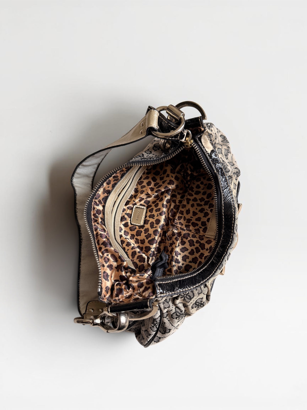 Vintage Guess Schultertasche in Beige und Schwarz mit Monogramm, silberfarbenen Ring- und Kettendetails und Leo-Innenfutter