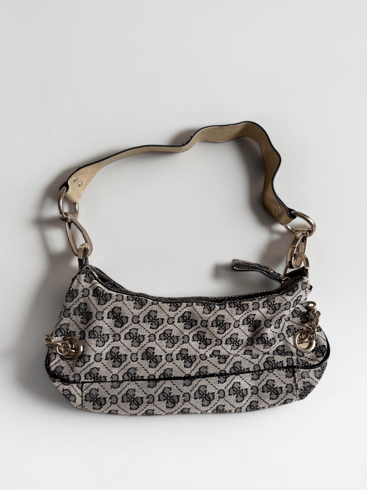 Vintage Guess Schultertasche in Beige und Schwarz mit Monogramm, silberfarbenen Ring- und Kettendetails und Leo-Innenfutter