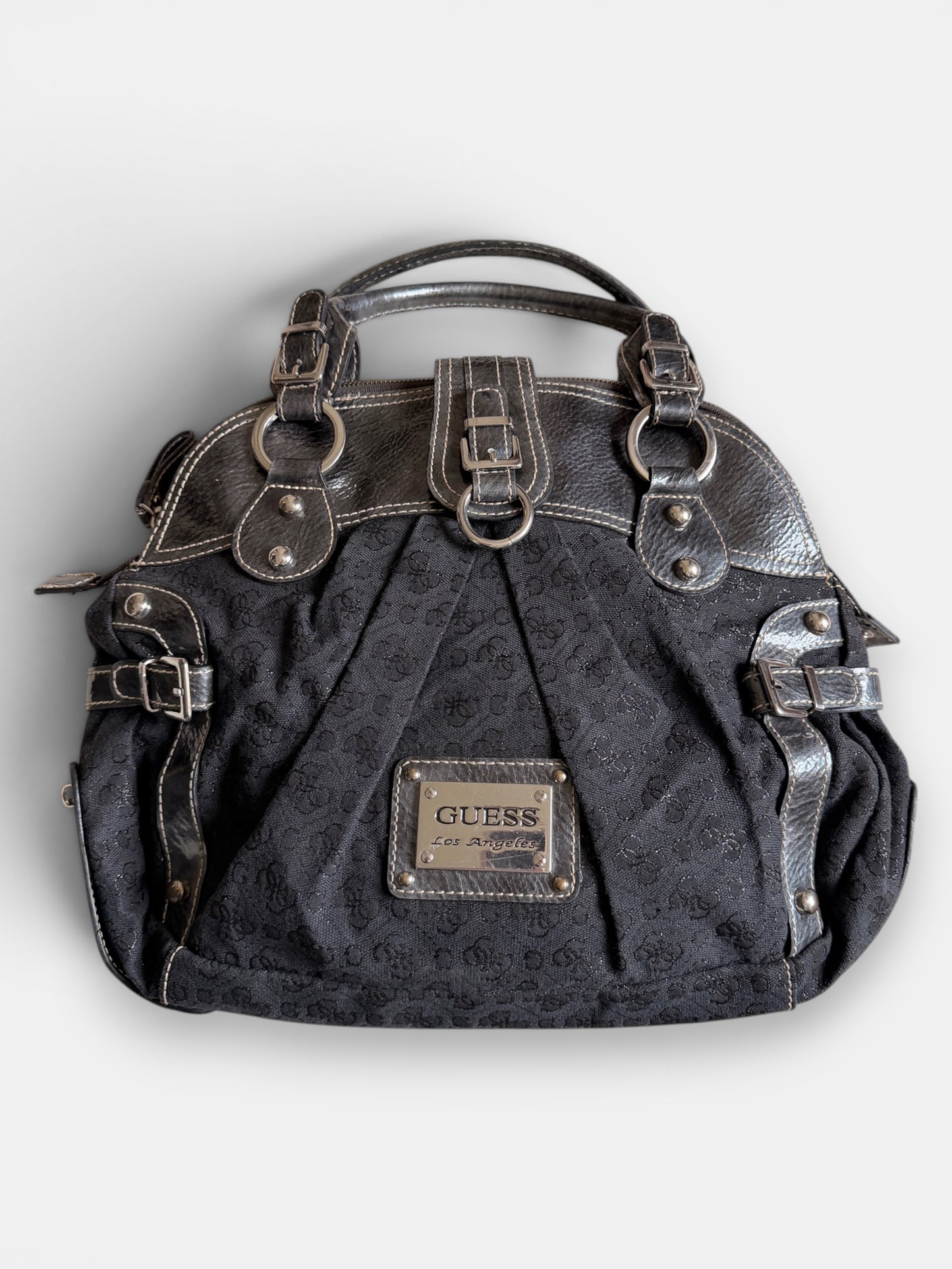 Schwarze Vintage Guess Handtasche mit Monogramm-Muster, silberfarbenen Schnallen und Guess-Logo auf der Vorderseite