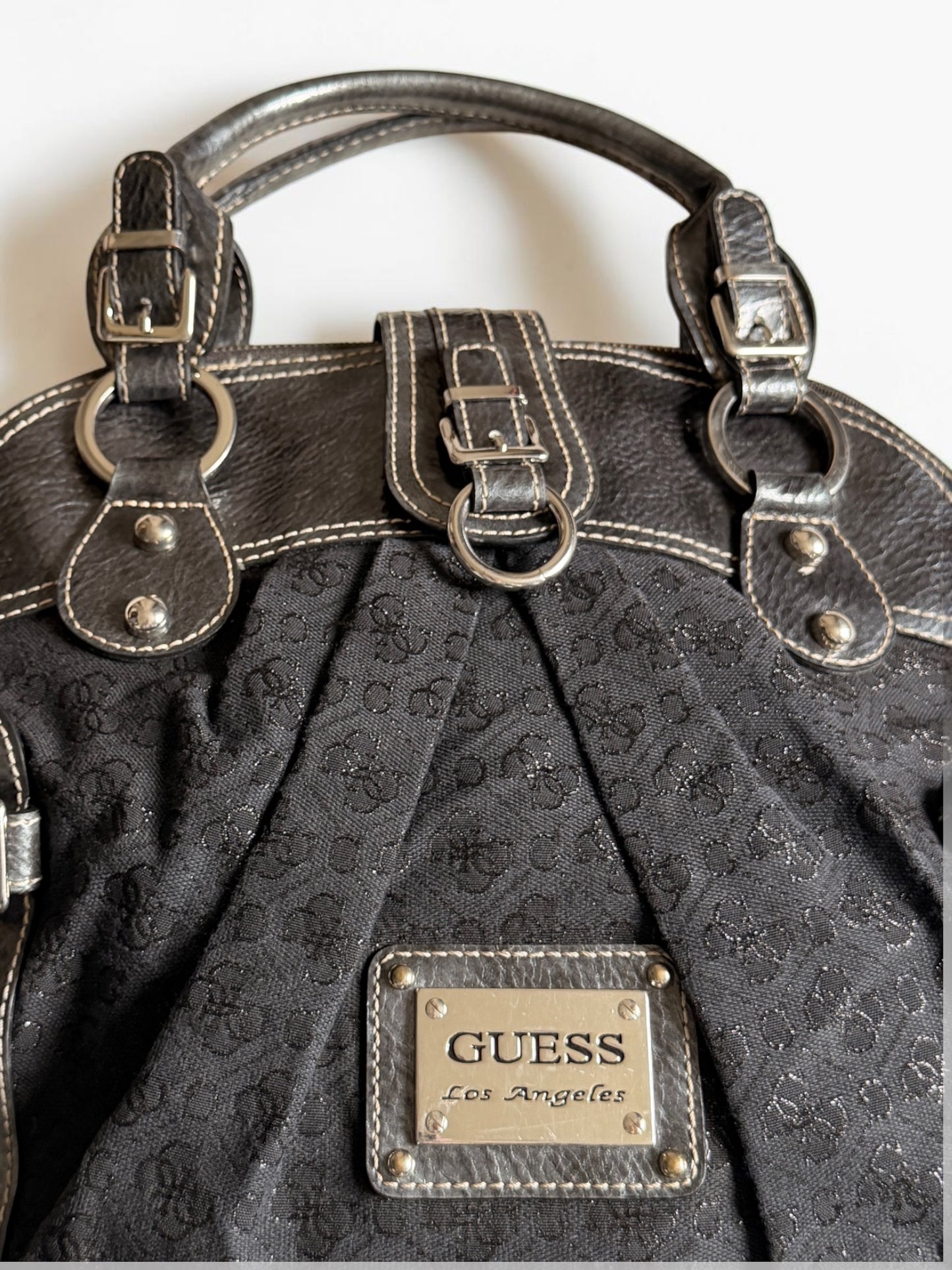 Vintage Guess Handtasche mit Monogramm-Muster, Reissverschlussfach und silberfarbenen Details
