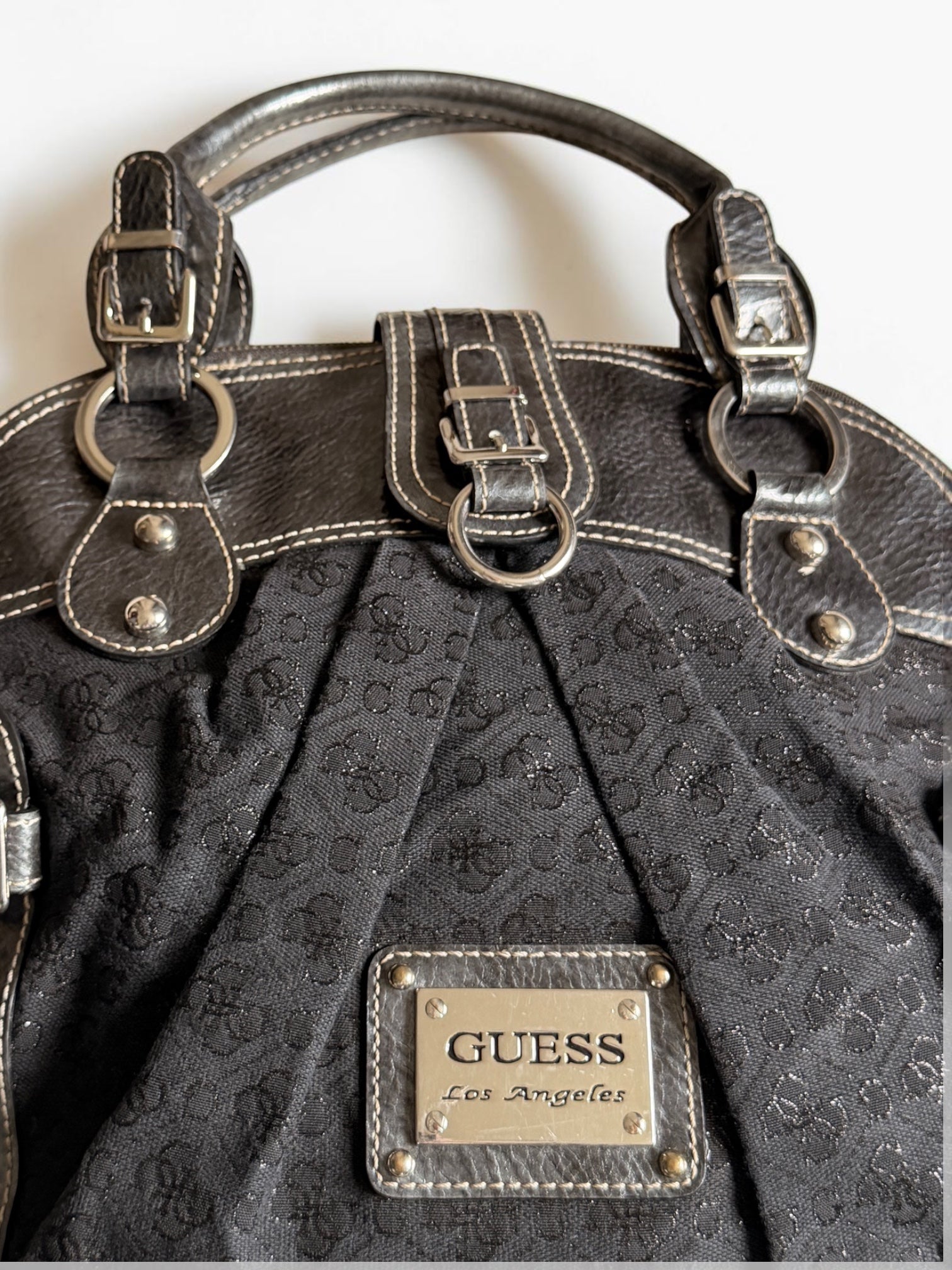 Vintage Guess Handtasche mit Monogramm-Muster, Reissverschlussfach und silberfarbenen Details
