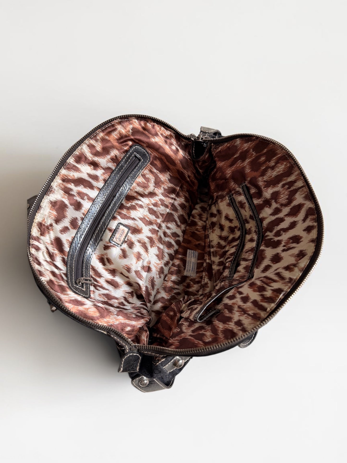 innen Seite Vintage Guess Handtasche mit Monogramm-Muster, Reissverschlussfach und silberfarbenen Details