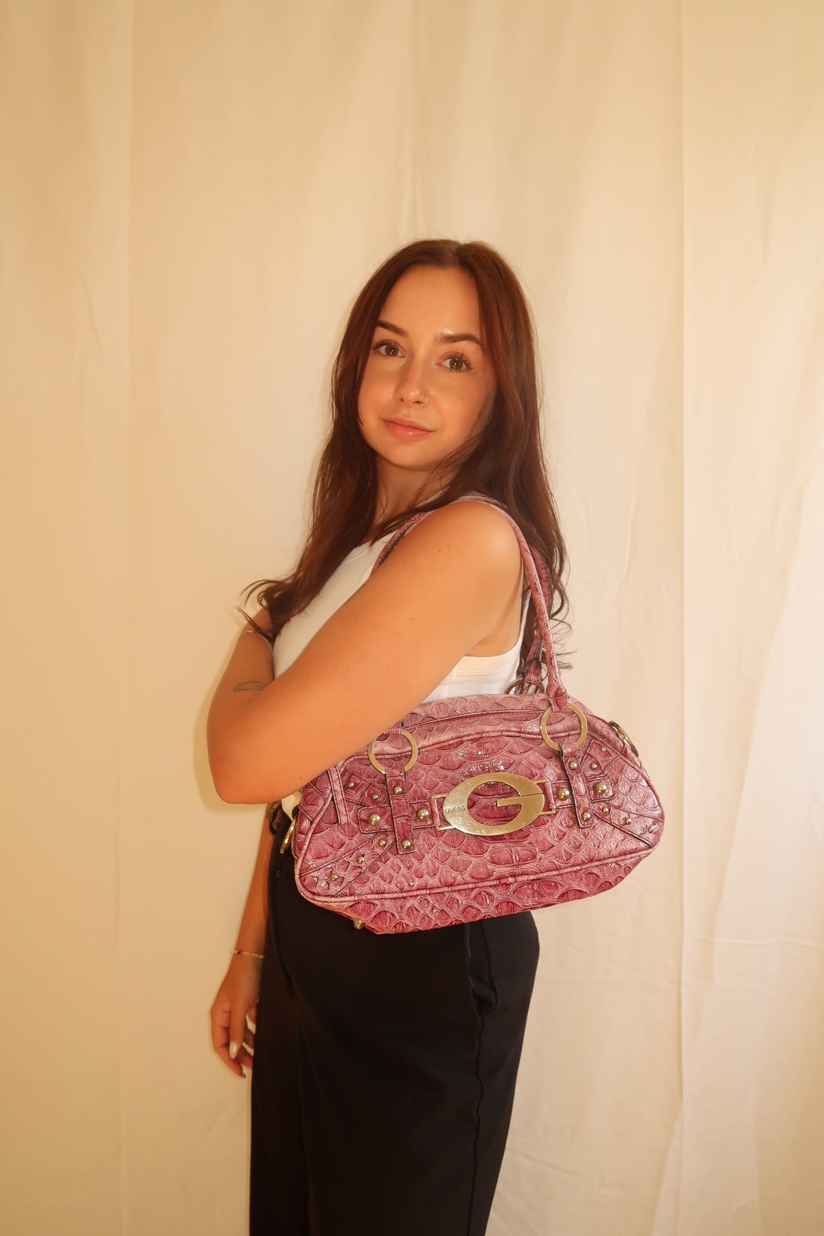 Vintage Guess Bowling Bag in Mauve mit Kroko-Optik, grossem silberfarbenem Guess-Logo und Nieten-Details