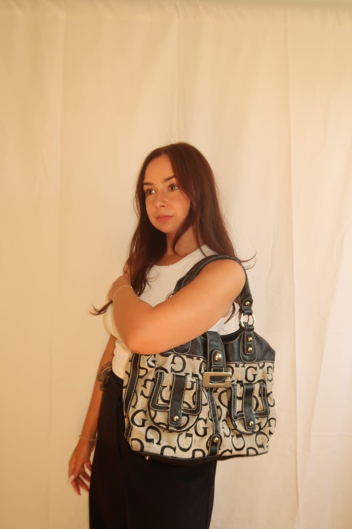 Vintage Guess Handtasche in Beige und Schwarz mit Guess Monogramm, schwarzen Details und silberfarbener Hardware