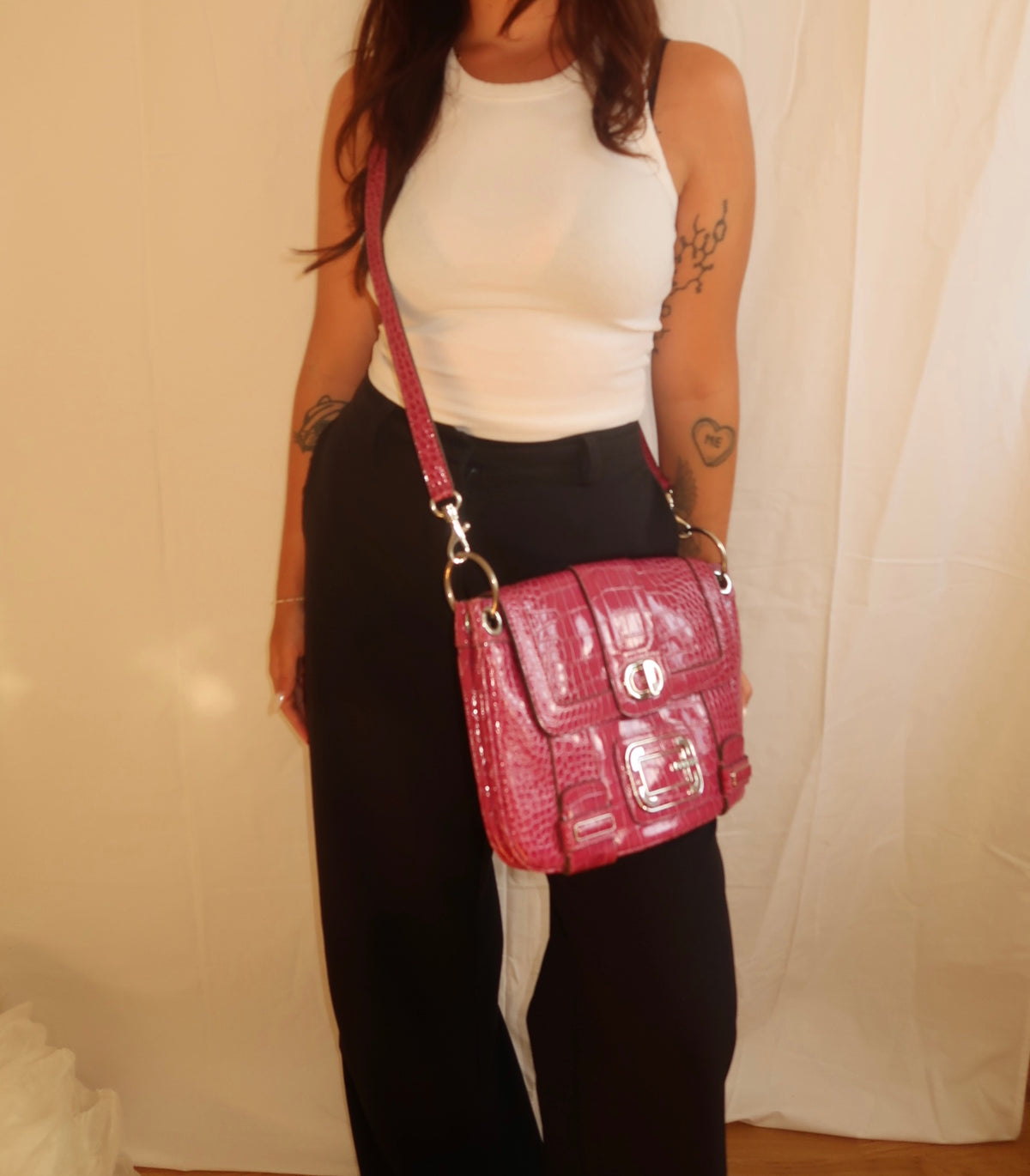 Vintage Guess Crossbody Tasche in Pink mit glänzender Kroko-Optik, silberfarbener Hardware und langem Riemen