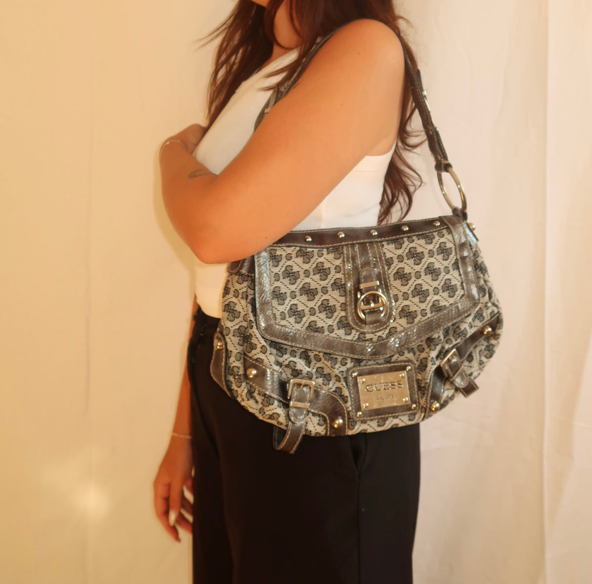 Vintage Guess Monogram Shoulder Bag Grau & Schwarz