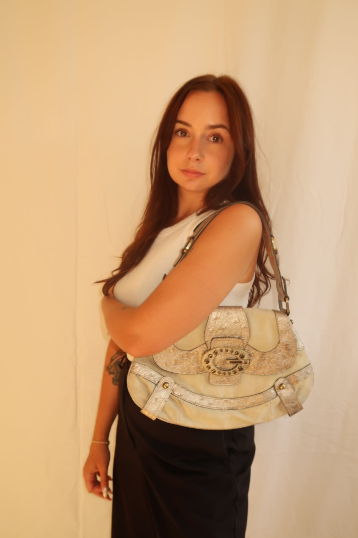 Vintage Guess Schultertasche in Beige mit gold- und roségoldfarbenen Metallic-Details und grossem Guess-Logo