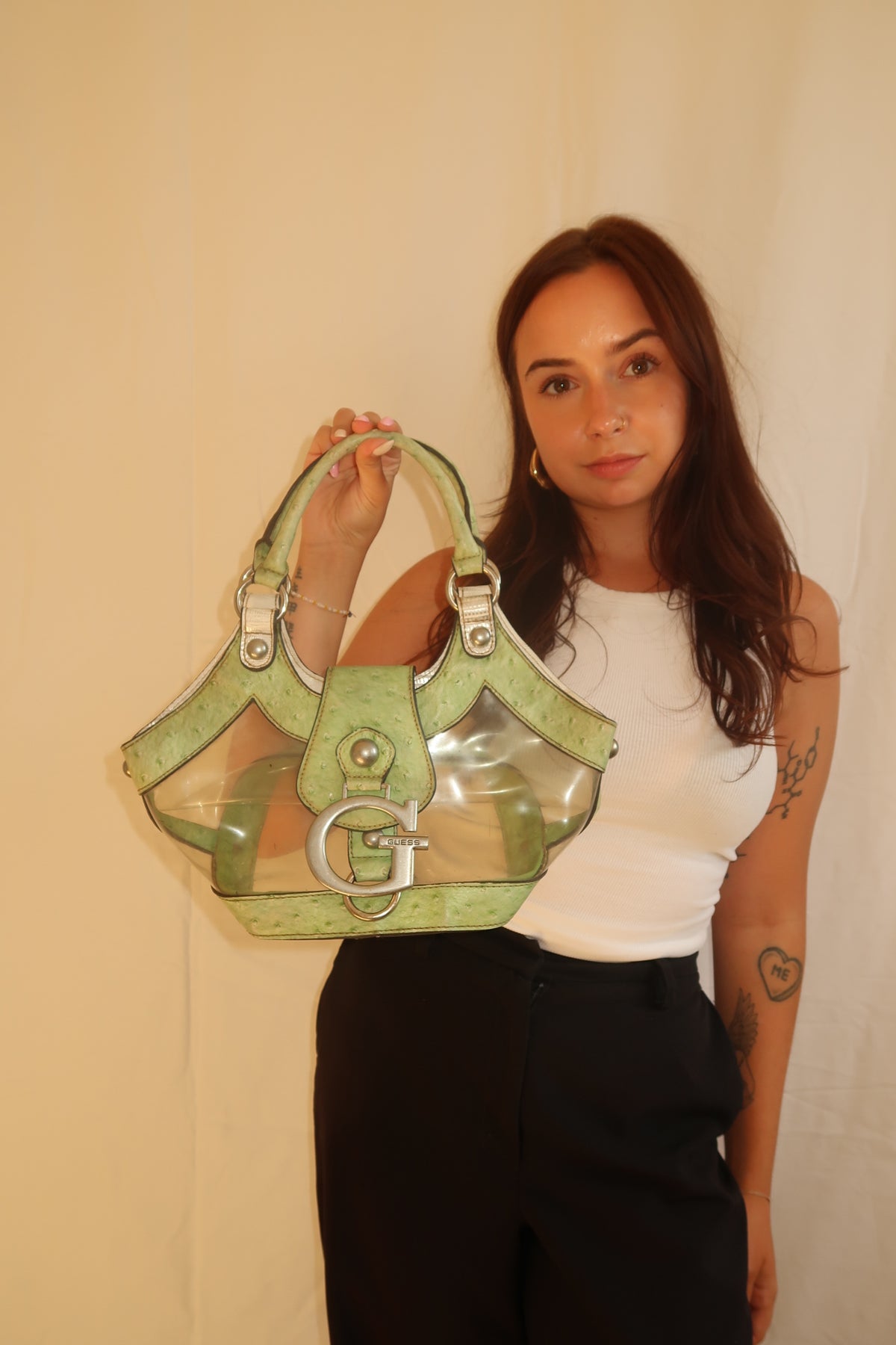 Vintage Guess transparente Handtasche mit mintgrünen Details, grossem silberfarbenem G-Logo und Y2K-Design