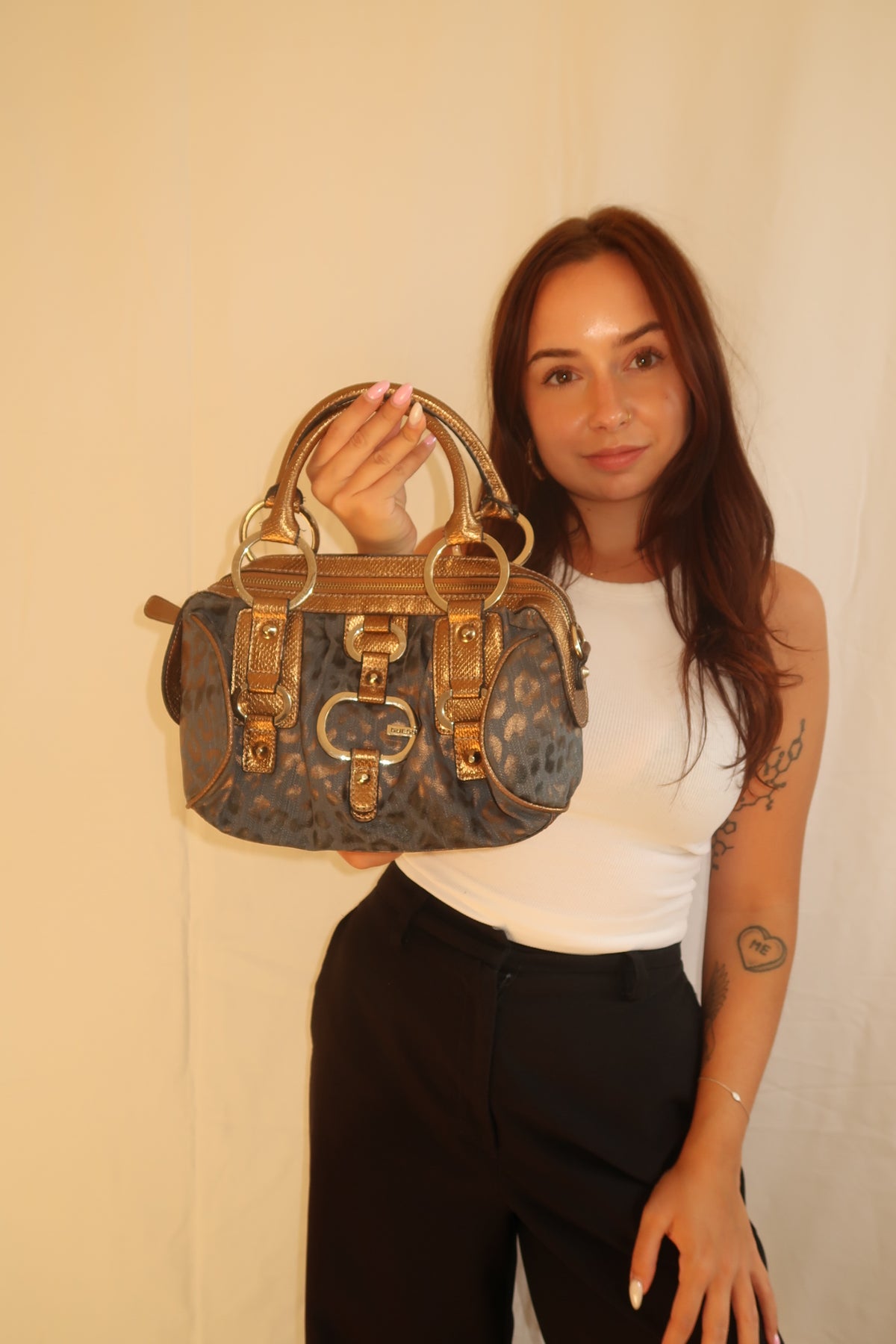 Vintage Guess Handtasche in Dunkelblau mit bronzefarbenem Leopardenmuster, Metallic-Details und grosser Ring-Hardware