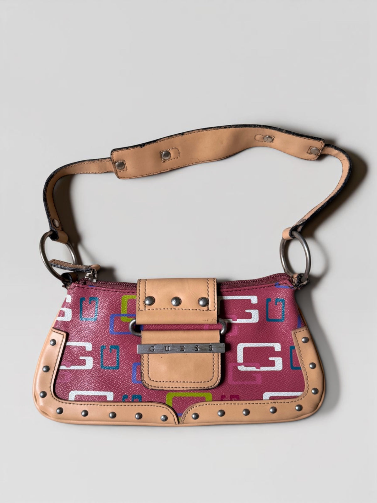 Vintage Guess Schultertasche in Pink und Beige mit buntem Logo-Muster, Nieten und kurzem Schulterriemen