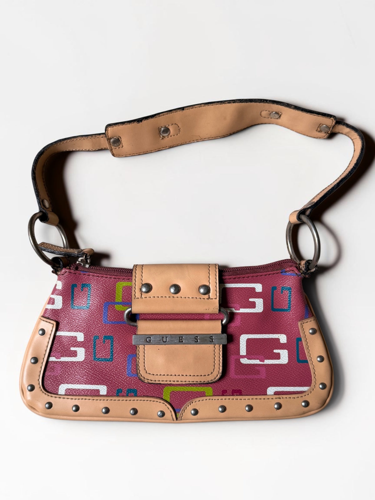 Vintage Guess Schultertasche in Pink und Beige mit buntem Logo-Muster, Nieten und kurzem Schulterriemen